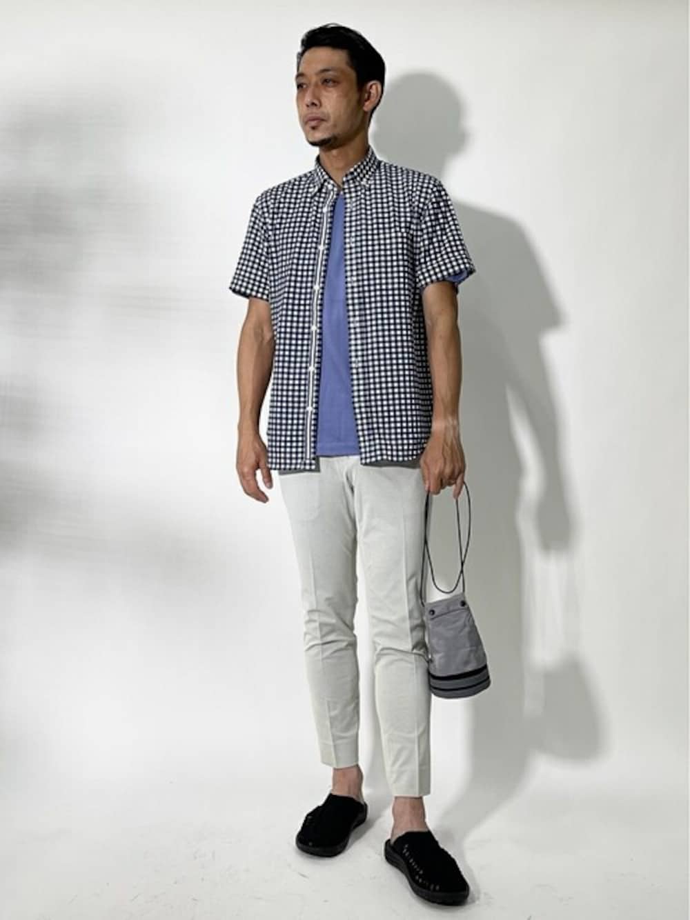 ブルー系のシャツ/ブラウス、グレー系のその他パンツ、ブルー系のTシャツ/カットソーを着用したメンズの夏コーディネートの1枚目の写真