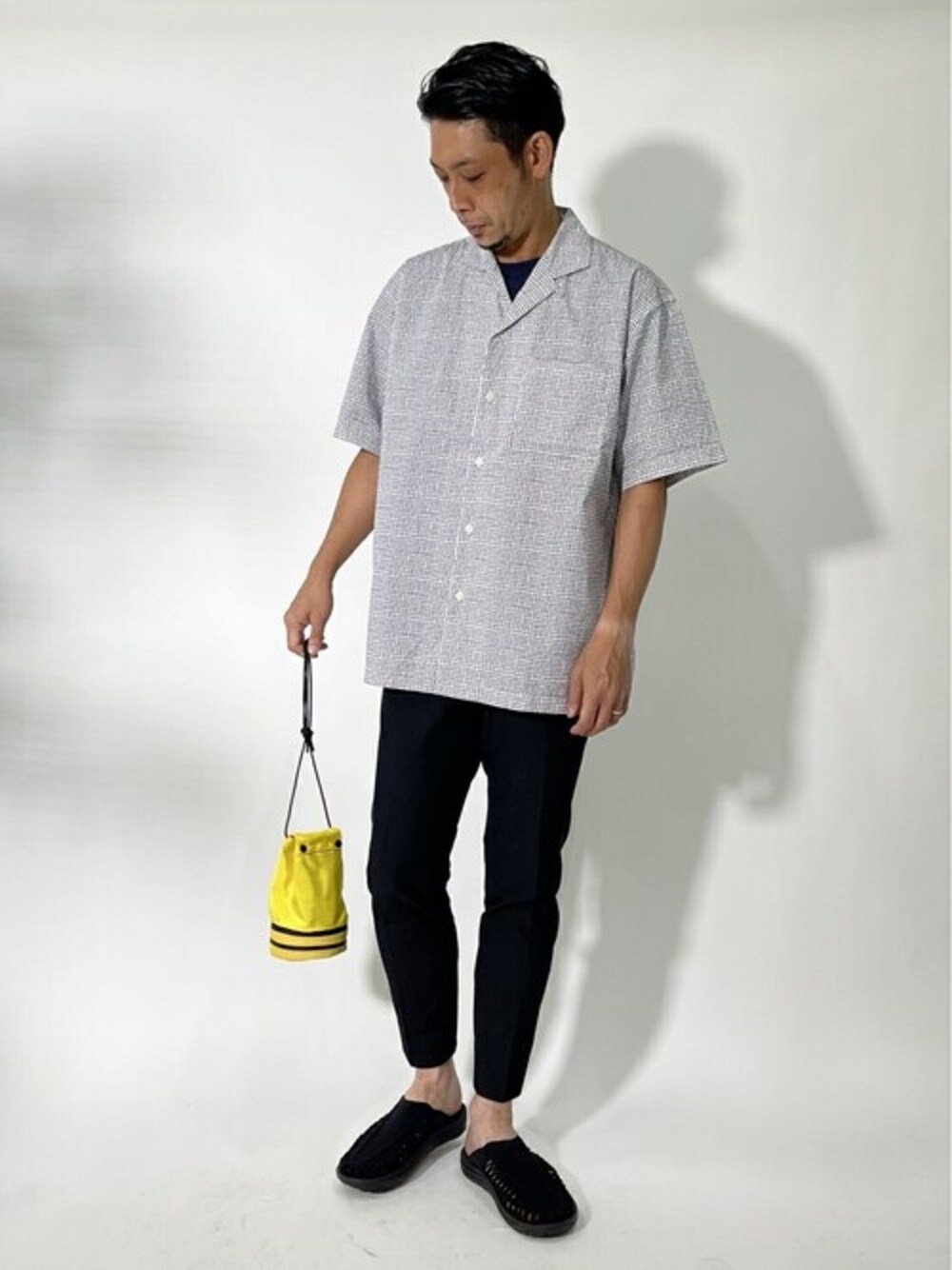 ホワイト系のシャツ/ブラウス、ブラック系のその他パンツ、イエロー系のショルダーバッグを着用したメンズの夏コーディネートの1枚目の写真