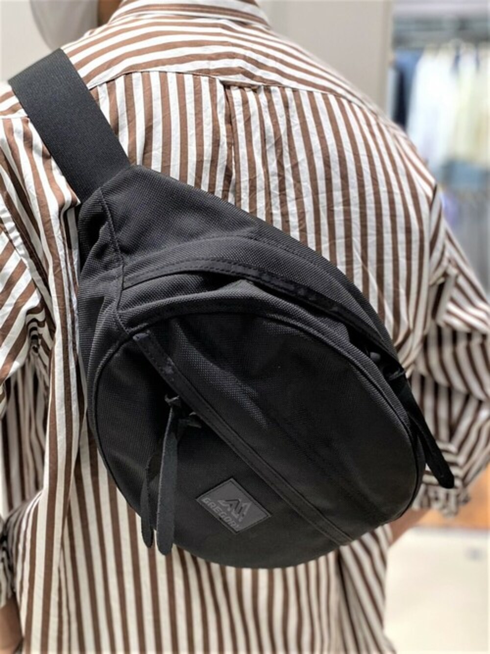 ブラック系のショルダーバッグ、ベージュ系のシャツ/ブラウスを着用したメンズの秋コーディネートの1枚目の写真