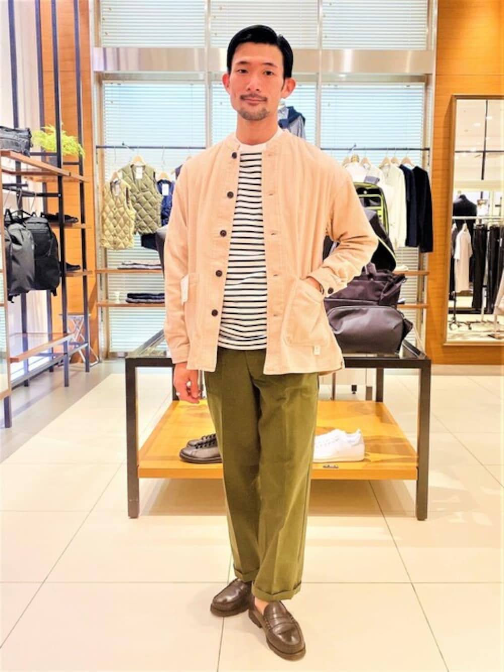 「ミリタリー、大人カジュアル、ワークスタイル、休日スタイル、大人コーデ、シンプルコーデ、カジュアルコーデ、秋コーデ、秋服コーデ、秋服準備はじめました」｜「NOLLEY'S goodmanの【WORK ABOUT/ワークアバウト】MAO JACKET コーデュロイ バンドカラー マオカラー シャツ ブルゾン（ノーカラージャケット、ピンク系）」を使った、NOLLEYS MENS stylingさん（メンズ・166cm）の秋コーディネートの1枚目の写真