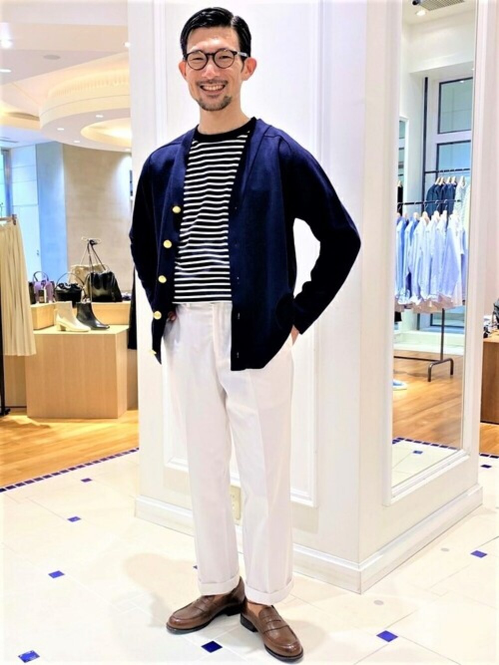 ブルー系のカーディガン/ボレロ、ブラック系のTシャツ/カットソーを着用したメンズの秋コーディネートの1枚目の写真