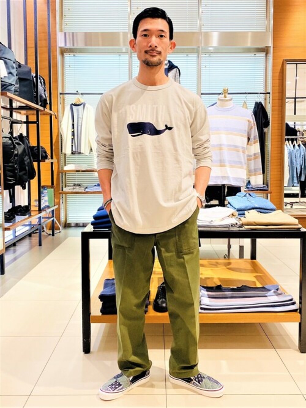 グレー系のTシャツ/カットソーを着用したメンズの秋コーディネートの1枚目の写真
