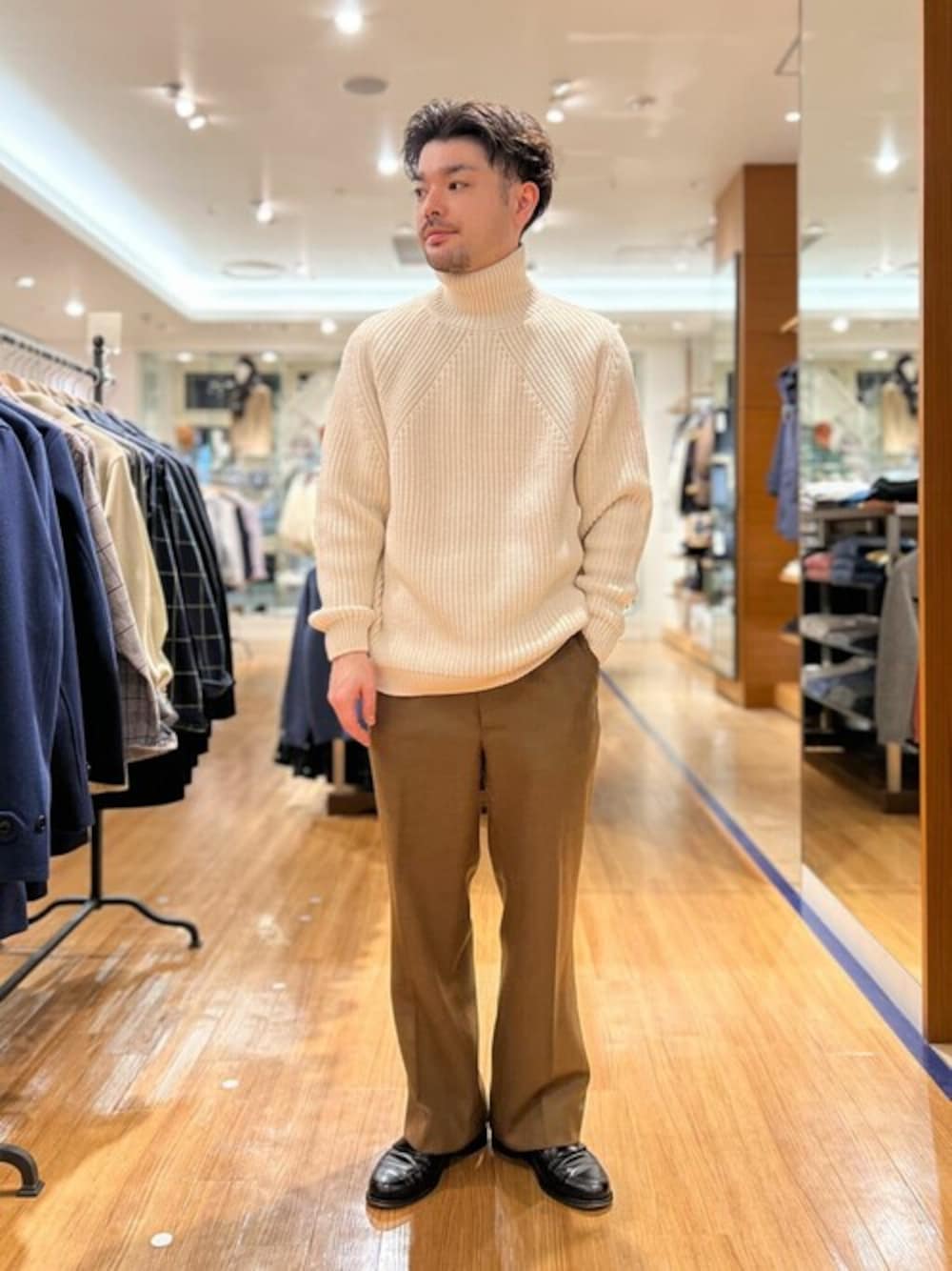 「ニット、タートルネック、タートルネックニット、別注アイテム、バトナー、BATONER」｜「BATONERの【BATONER/バトナー】別注 SIGNATURE TURTLE NECK タートルネック ニット（ニット/セーター、ホワイト系）」を使った、NOLLEYS MENS stylingさん（メンズ・165cm）の秋コーディネートの1枚目の写真