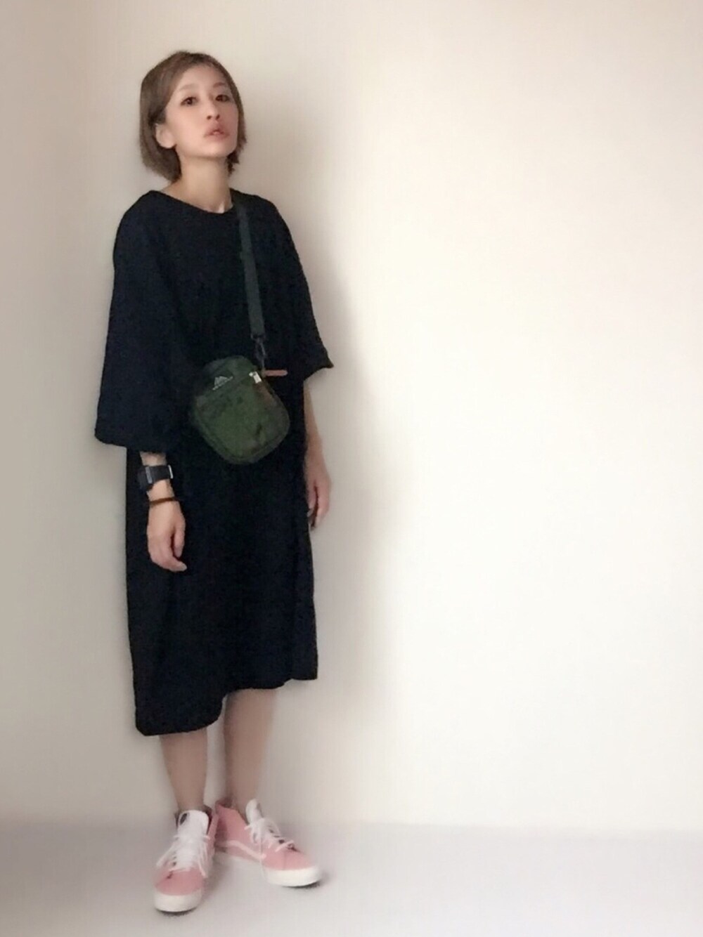 「シンプルコーデ、ゆるコーデ、黒、ショルダーバッグ、狂わせピンク」｜「SLOBE IENAの《予約》CAMBER×SLOBE MAX WEIGHTワンピース◆（ワンピース、ブラック系）」を使った、はなこさん（レディース・160cm）の夏コーディネートの1枚目の写真