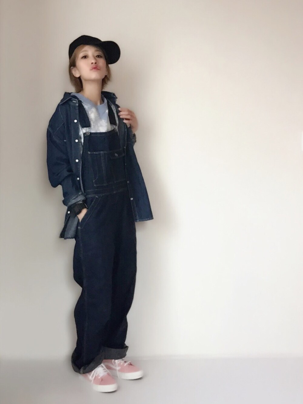 「デニム、デニム オン デニム、オーバーオール、キャップ、リメイク、SCT」｜「GREEN BOWLのGREEN BOWL 7oz Denim Western Shirts/グリーンボウルデニムウェスタンシャツ（シャツ/ブラウス、ブルー系）」を使った、はなこさん（レディース・160cm）の秋コーディネートの1枚目の写真