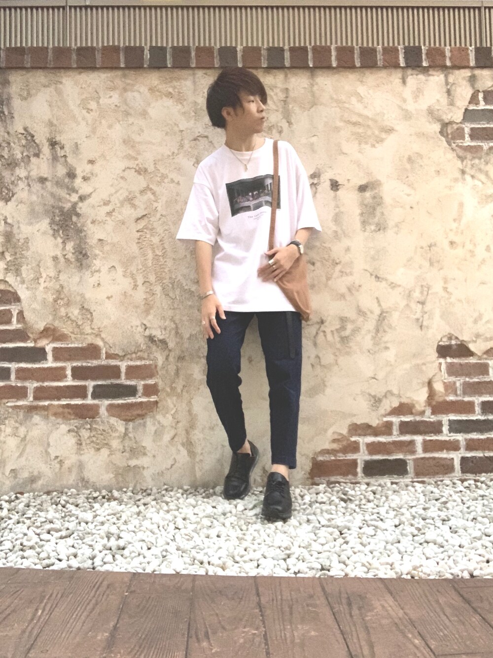「夏コーデ、モダン、シック、きれいめカジュアル、アートTシャツ、Daniel Wellington、ロングベルト、スラックス、革靴、ダッドスニーカー」｜「SILVER BULLETのアソートネックレス / SBRN18-04【/】（ネックレス、その他）」を使った、しゅんさん（メンズ・170cm）の夏コーディネートの1枚目の写真