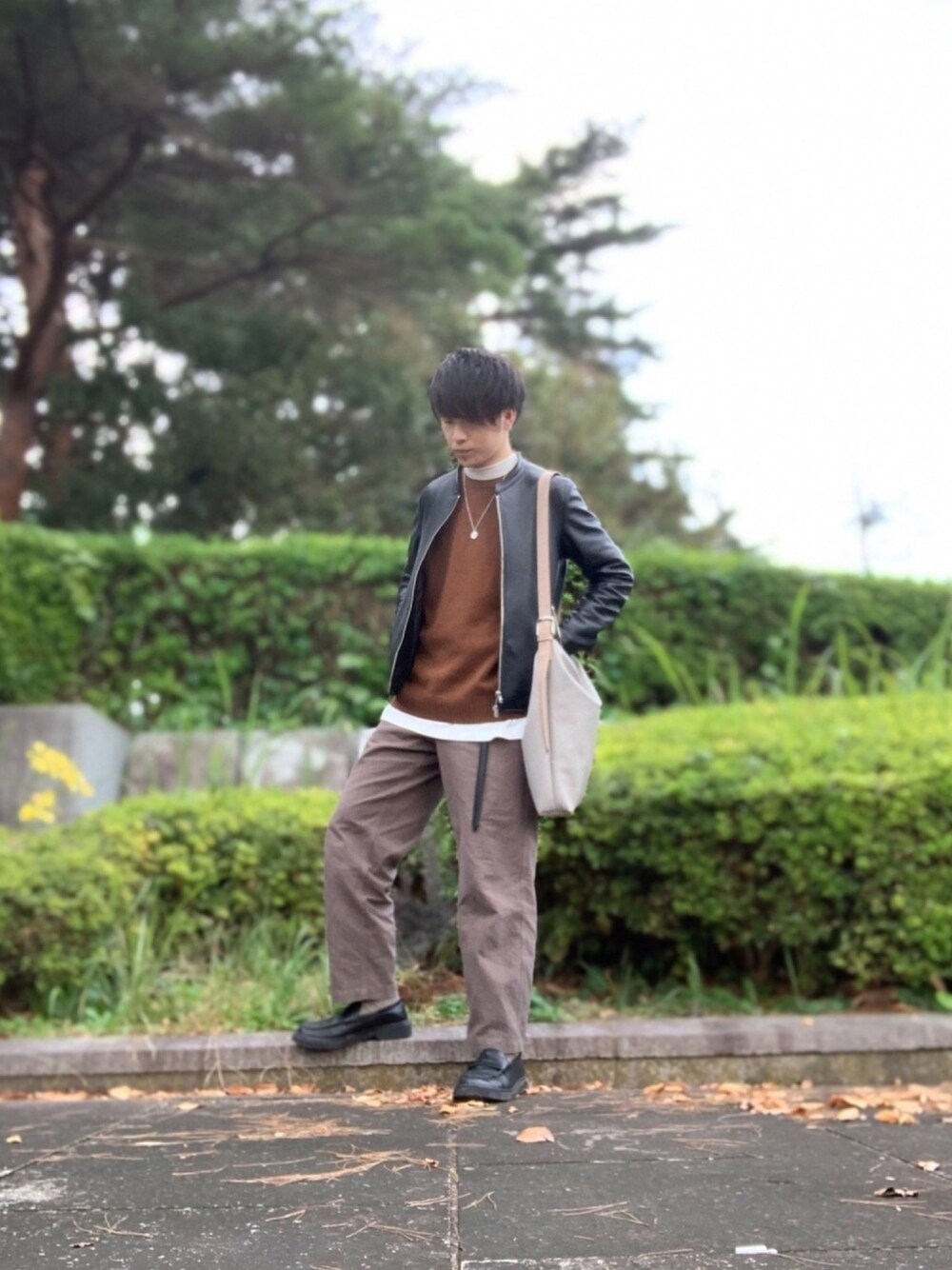 「大人カジュアル、レイヤードスタイル、ブラウン、ライダース、ハイネック、ニット、ショルダーバッグ、ワイドパンツ、ストレートパンツ、ローファー」｜「UNIQLOのソフトタッチハイネックT（長袖）（Tシャツ/カットソー、ホワイト系）」を使った、しゅんさん（メンズ・170cm）の秋コーディネートの1枚目の写真