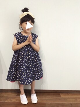 「白スニーカー」｜「アイテム（ワンピース/ドレス、ピンク系）」を使った、yさん（キッズ・100cm）の春コーディネート