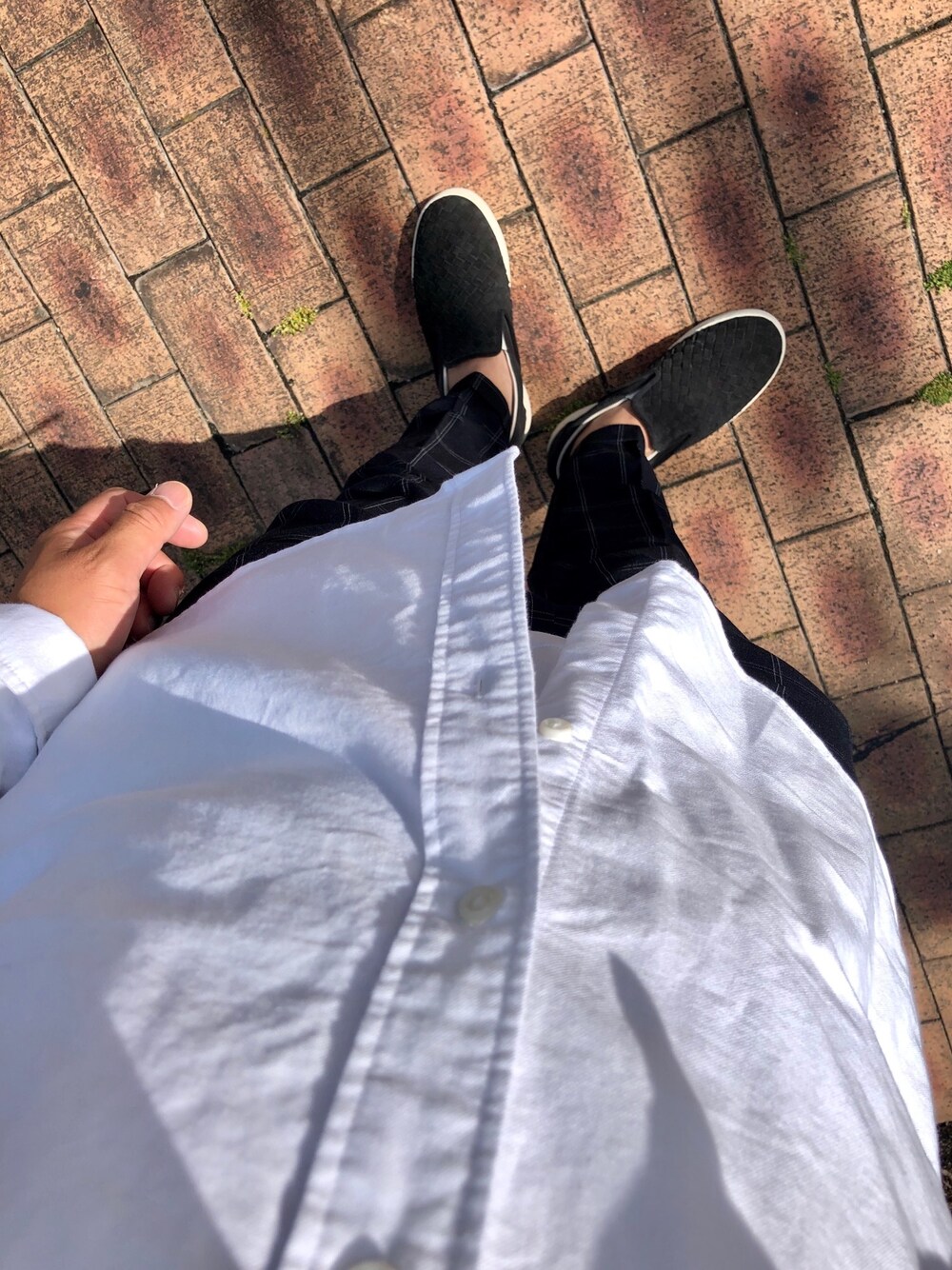「シンプル、白シャツ、今日のコーデ、今日の服、ボッテガヴェネタ、プチプラ、UNIQLO、シャツスタイル、スニーカー」｜「BOTTEGA VENETAのアイテム（スリッポン、グレー系）」を使った、YS🧸🇬🇧さん（メンズ・177cm）の夏コーディネートの1枚目の写真