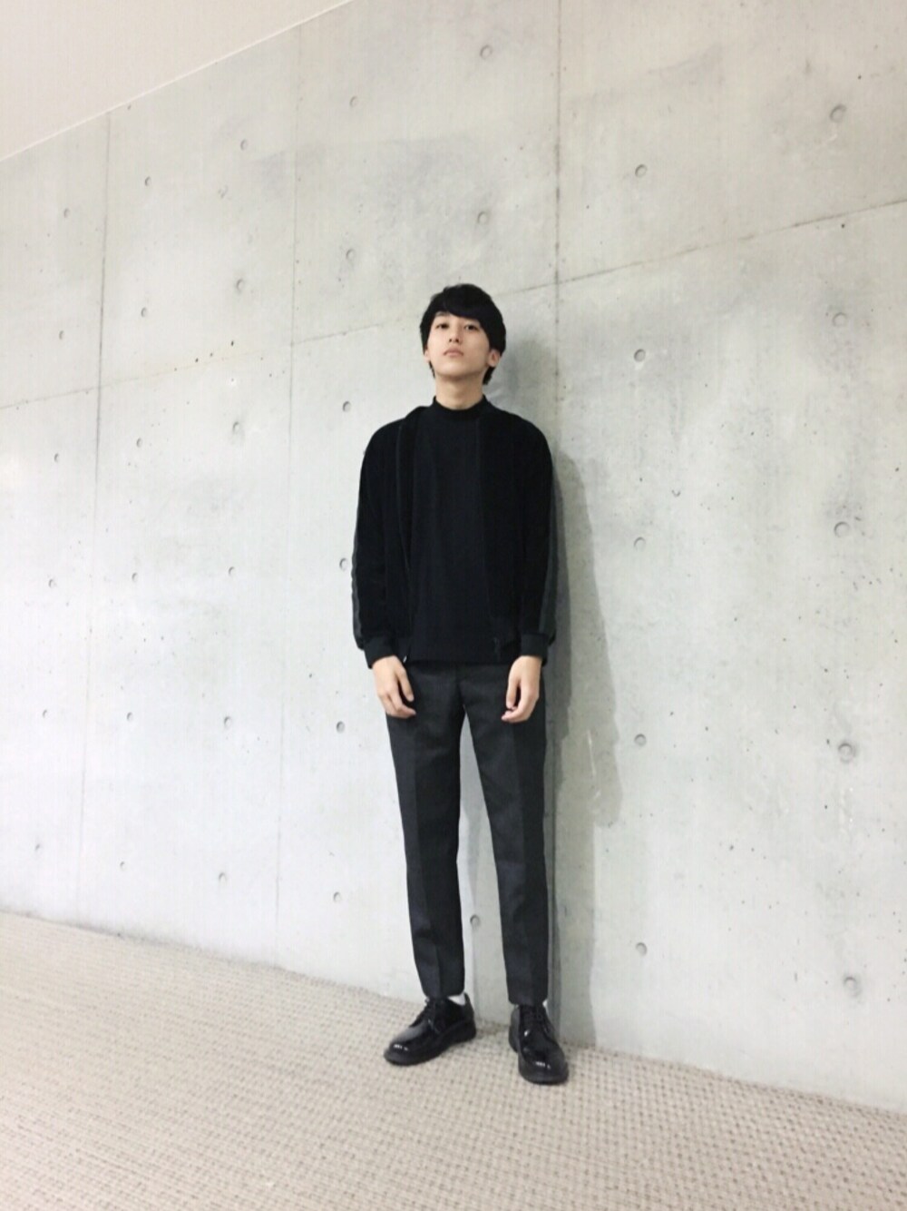 「ootd、オトナカジュアル、カジュアル、革靴、きれいめカジュアル、モノトーン、ブラック、秋コーデ」｜「UNIQLOのMEN ソフトタッチハイネックT（長袖）（Tシャツ/カットソー、ブラック系）」を使った、てーいさん（メンズ・172cm）の秋コーディネートの1枚目の写真
