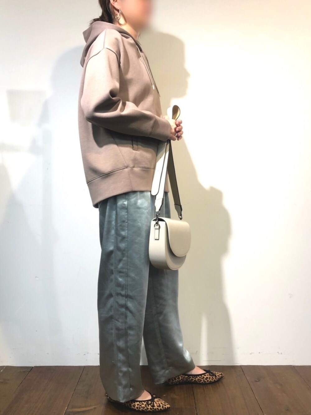 「オトナカジュアル、オトナ女子、レオパード、パーカー、サテンパンツ、春コーデ、メンズライク、ラクチンコーデ、シンプル、バンヤードストーム(BARNYARDSTORM)」｜「BARNYARDSTORMのBARNYARDSTORM / シルエットダンボールパーカー（パーカー、ブラウン系）」を使った、ニッシさん（レディース・164cm）の冬コーディネートの1枚目の写真