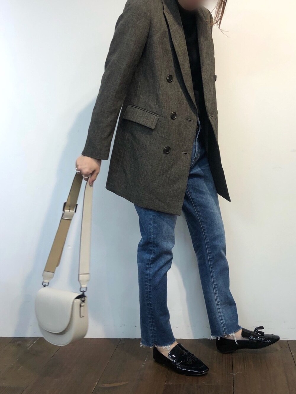 「大人カジュアル、デニムパンツ、きれいめカジュアル、ジャケット、メンズライク、マニッシュシューズ、バンヤードストーム(BARNYARDSTORM)、仕事コーデ、ニット、オンオフ兼用」｜「BARNYARDSTORMのBARNYARDSTORM / 【otonaMUSE10月号掲載 佐田真由美さん着用】シャークスキンジャケット（ブルゾン、ブラウン系）」を使った、ニッシさん（レディース・164cm）の冬コーディネートの1枚目の写真