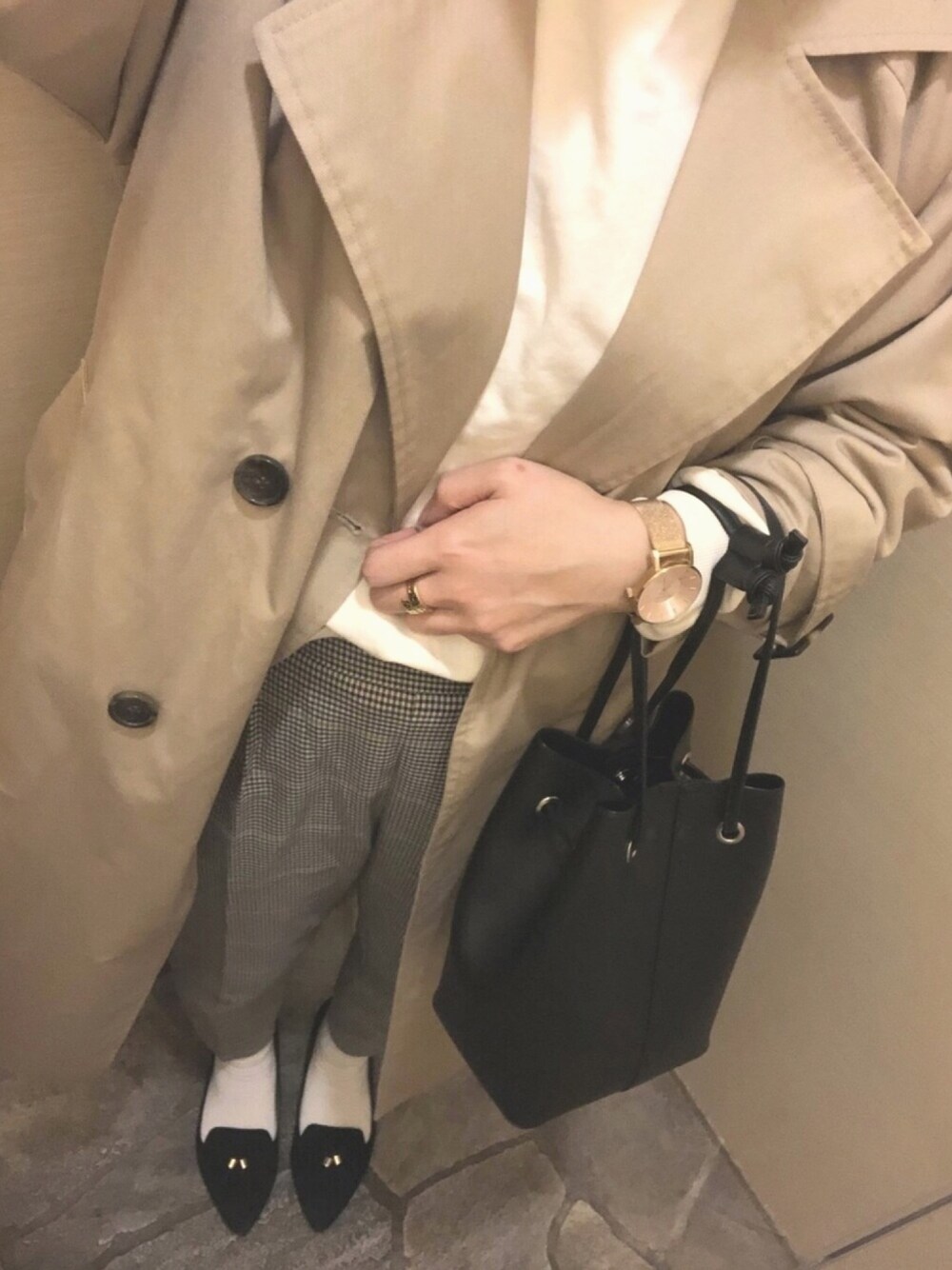 「オトナカジュアル、シンプルコーデ、きれいめカジュアル、春コーデ、ootd、BEAMS、トレンチコート、靴下屋、journal standard、パンツスタイル」｜「VISの綿ツイルオーバーサイズトレンチコート（トレンチコート、ベージュ系）」を使った、a.さん（レディース・165cm）の冬コーディネートの1枚目の写真