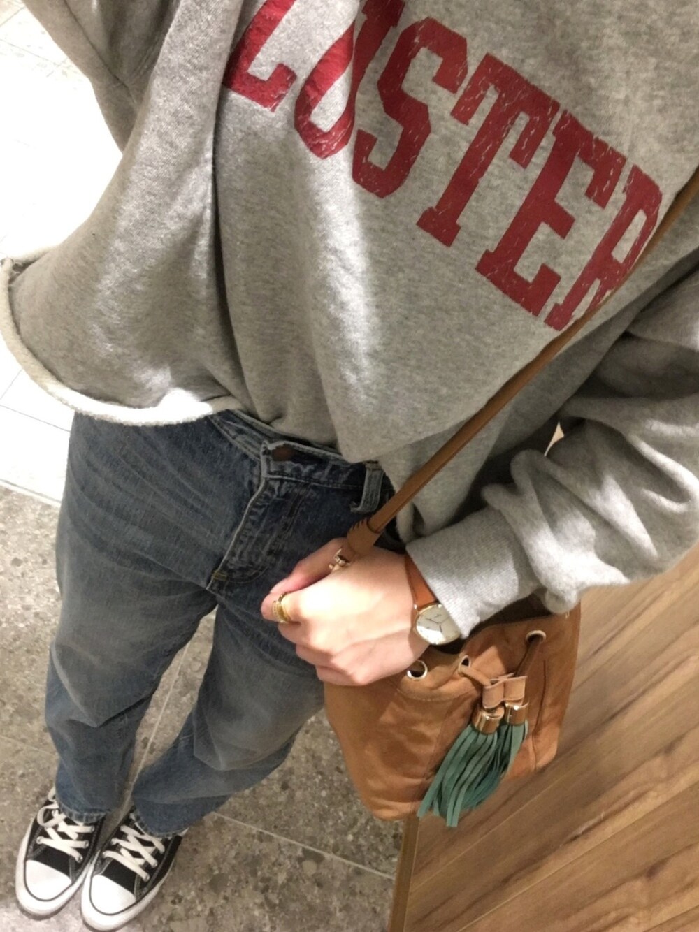 「デニム、コンバース、カジュアル、スニーカーコーデ、GU、パンツスタイル、春、ootd、オトナカジュアル、ボリューム袖」｜「JEANASISのアーチロゴショートウラケ/776057（スウェット、グレー系）」を使った、a.さん（レディース・165cm）の冬コーディネートの1枚目の写真