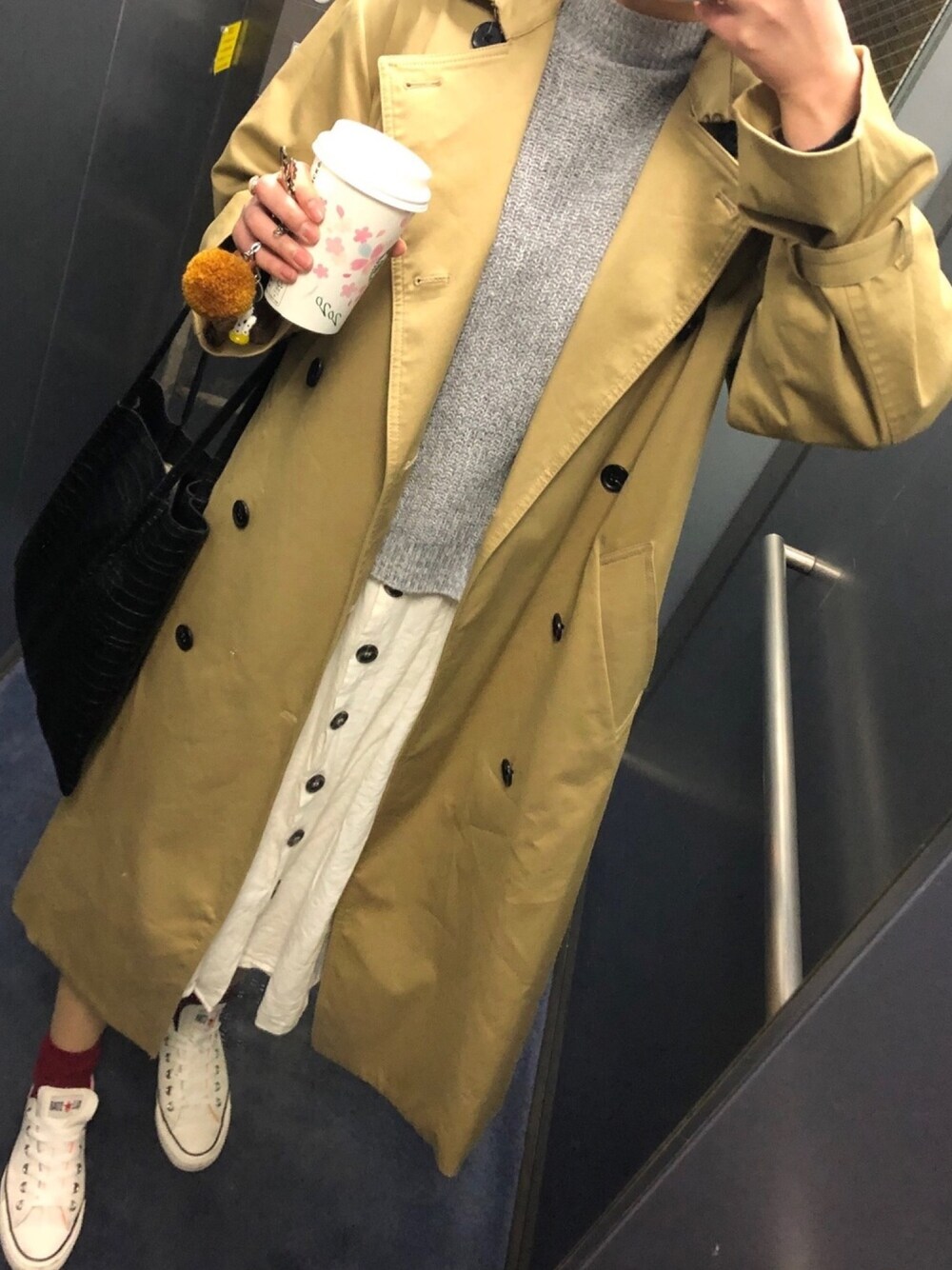「大人カジュアル、ブラウンコーデ、お洒落さんとつながりたい、ベージュ、トレンチコート、白ワンピース、赤靴下、白スニーカー、ロングコート、コンバース」｜「CONVERSEのアイテム（スニーカー、その他）」を使った、suzuさん（レディース・165cm）の冬コーディネートの1枚目の写真