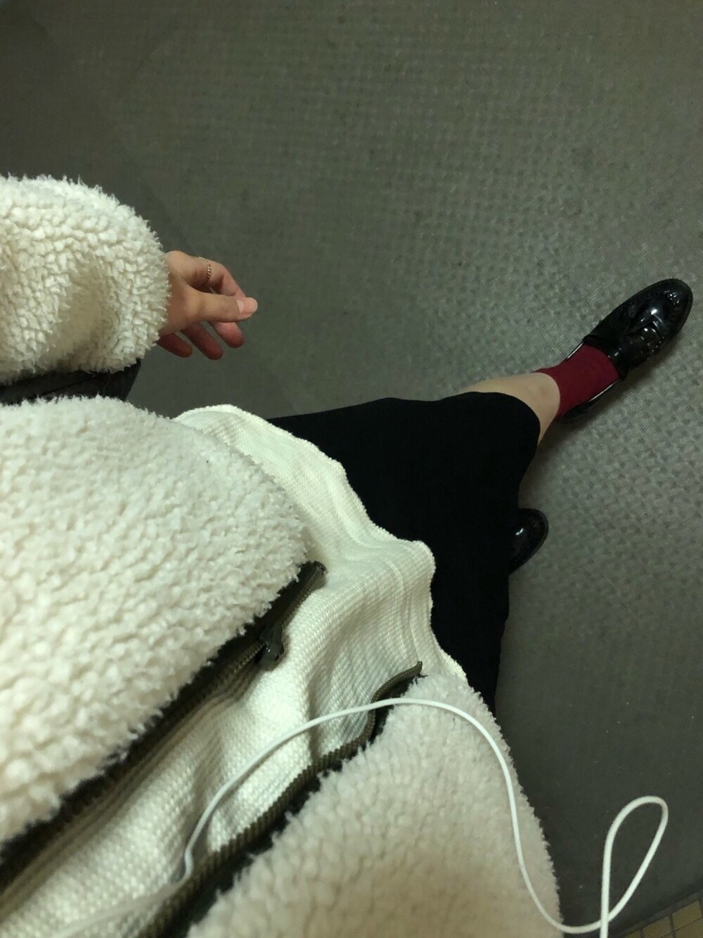 「オトナカジュアル、プチプラコーデ、お洒落さんとつながりたい、大人ガーリー、スカート、ハイネック、UNIQLO、黒タイトスカート、オーバーサイズシャツ」｜「GLOBAL WORKのタッセルローファー/726573（ローファー、ブラック系）」を使った、suzuさん（レディース・165cm）の冬コーディネートの1枚目の写真