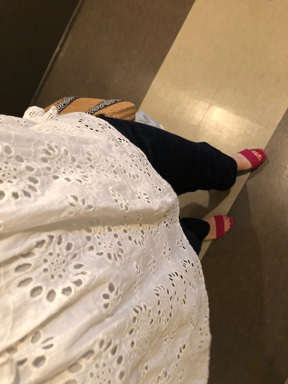 「カジュアル、夏コーデ、シンプル、ZARA、かごバッグ、刺繍ブラウス、白ブラウス、ピンクパンプス」｜「ZARAのアイテム（シャツ/ブラウス、ホワイト系）」を使った、suzuさん（レディース・165cm）の春コーディネートの1枚目の写真