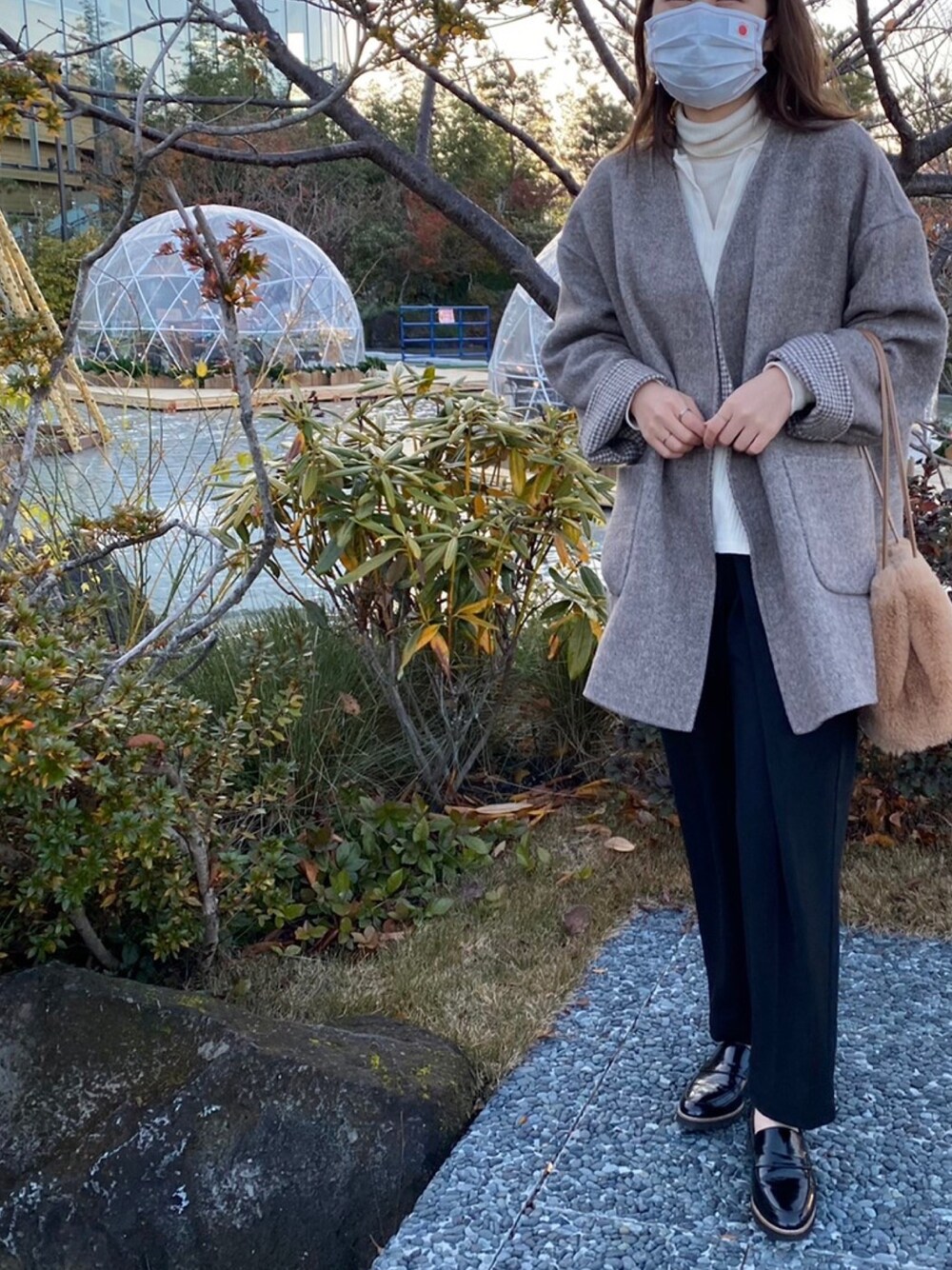 「カジュアルコーデ、冬コーデ、きれいめカジュアル、大人女子、パンツスタイル、ビッグシルエット、クリスマス、デート、冬アウター、黒パンツ」｜「FREAK'S STOREの¥21,500（ジャケット/アウター、グレー系）」を使った、suzuさん（レディース・165cm）の冬コーディネートの1枚目の写真