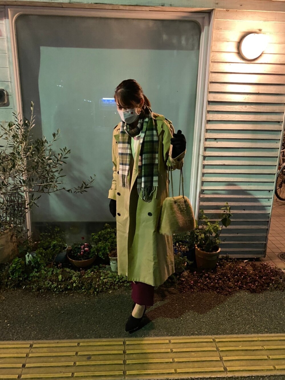 「クリスマスコーデ、オトナ女子、オトナカジュアル、休日コーデ、赤パンツ、ロングトレンチコート、トレンチコート」｜「BarbourのBarbour/バブアー Tartan Scarf/タータンスカーフ USC0001（マフラー、グリーン系）」を使った、suzuさん（レディース・165cm）の冬コーディネートの1枚目の写真