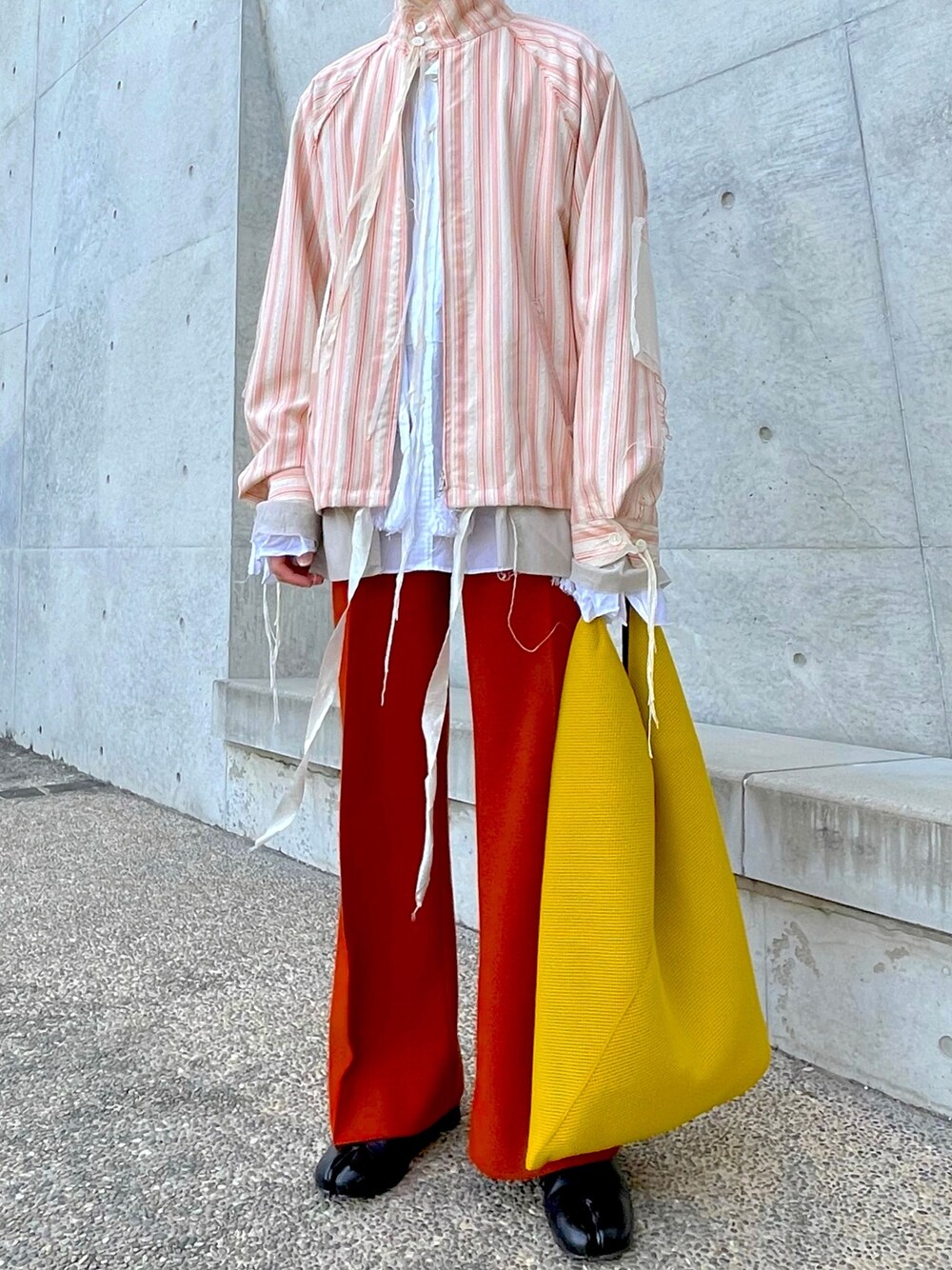 「フレアパンツ、フレアスラックス、midorikawa、Maison Margiela、マルジェラ、足袋ブーツ、足袋、MM6、MM6 Maison Martin Margiela、ミドリカワ」｜「Midorikawaのアイテム（ブルゾン、レッド系）」を使った、ryunosukeさん（メンズ・170cm）の春コーディネートの1枚目の写真