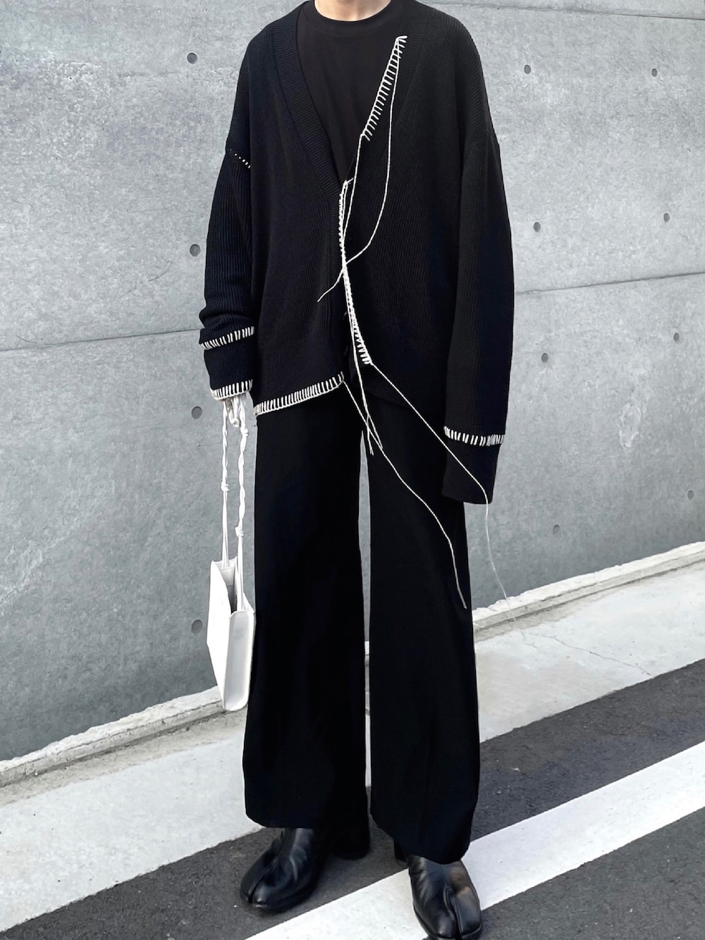 「ouat、JILSANDER、Maison Margiela、sunsea、UNIQLO、足袋ブーツ」｜「OUATのアイテム（カーディガン/ボレロ、ブラック系）」を使った、ryunosukeさん（メンズ・170cm）の夏コーディネートの1枚目の写真