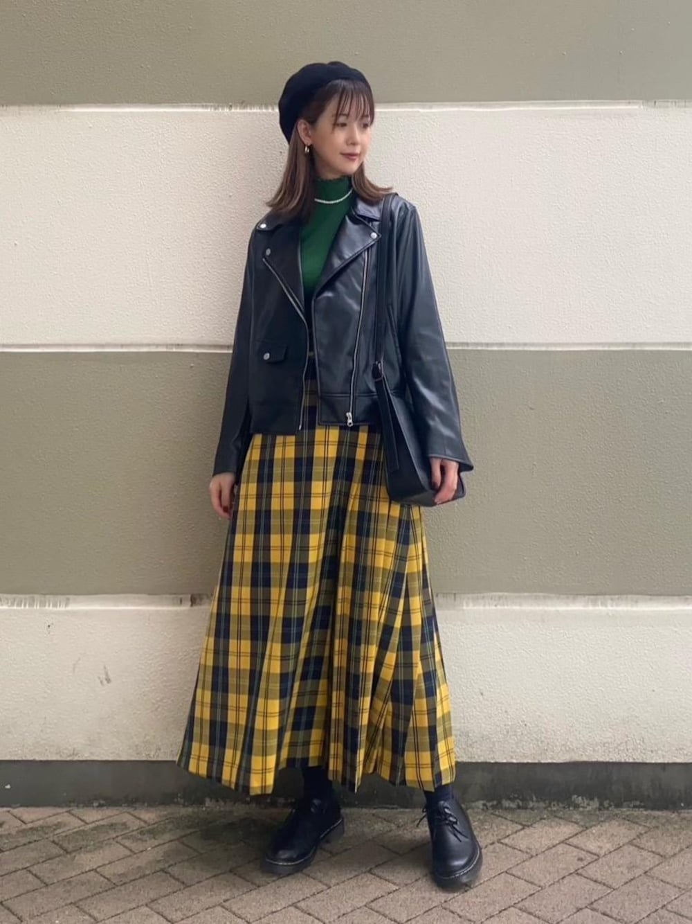 「レザージャケット、ベレー帽、タートル、大人カジュアル、ロングスカート、チェックスカート、プリーツスカート、秋服、冬アウター、秋🍁コーデ」｜「coenのダブルバックルスクエアショルダーバッグ（ショルダーバッグ、ブラック系）」を使った、Ayano.さん（レディース・168cm）の秋コーディネートの1枚目の写真