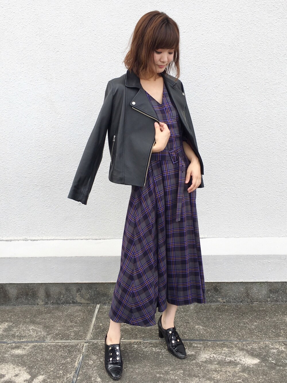 「EUCLAID、エウクレイド、秋のコーデ、大人コーデ、レザージャケット、ライダース、チェック、ワンピース、オトナ女子、チェック柄に恋してる」｜「EUCLAIDの本革ライダースジャケット（ライダースジャケット、ブラック系）」を使った、EIさん（レディース・167cm）の秋コーディネートの1枚目の写真