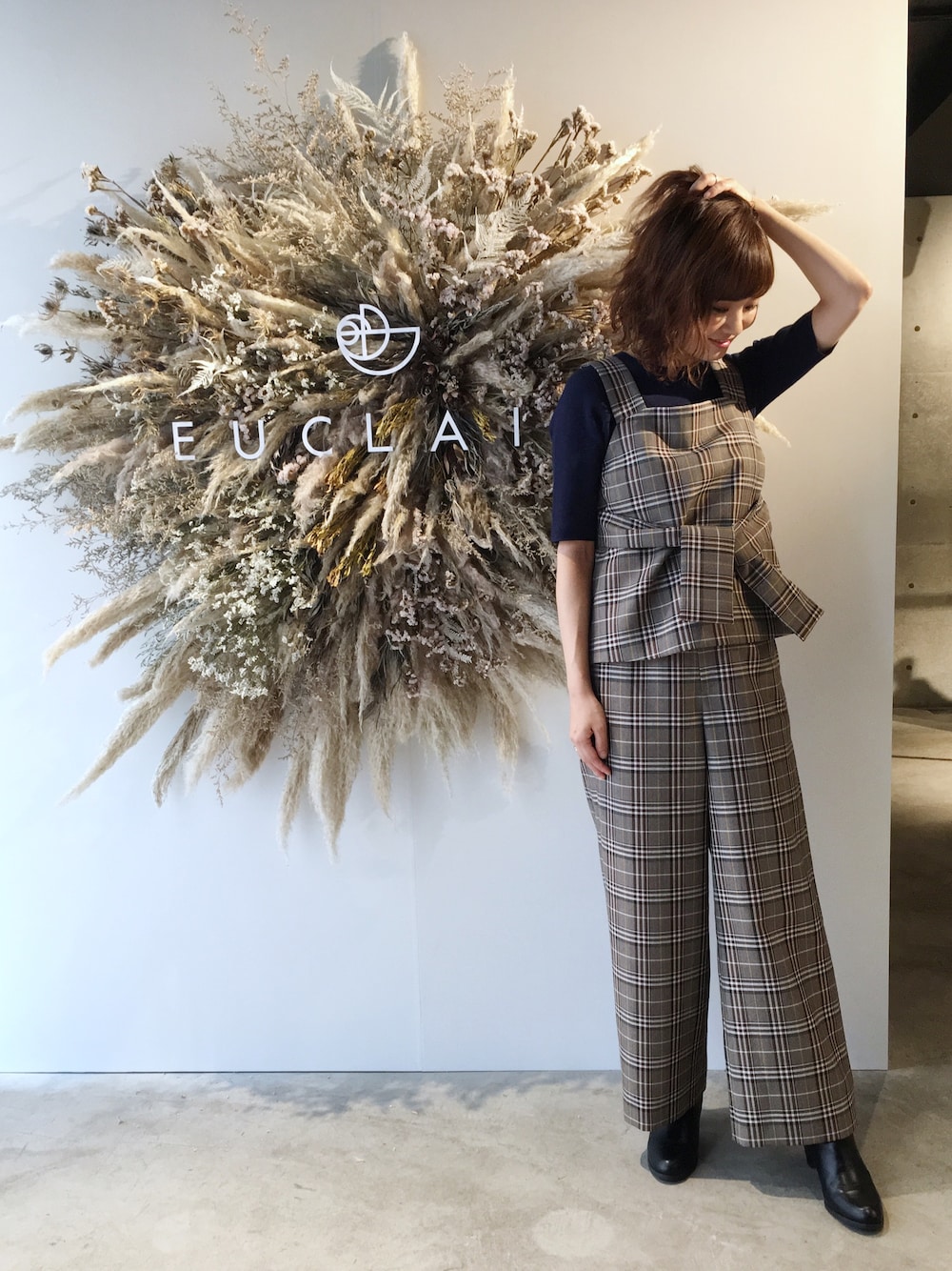 「EUCLAID、エウクレイド、チェック、セットアップ、ビスチェ、ワイドパンツ、秋のコーデ、大人カジュアル、ootd、チェック柄に恋してる」｜「EUCLAIDの【セットアップアイテム】チェックワイドパンツ（その他パンツ、ブラウン系）」を使った、EIさん（レディース・167cm）の秋コーディネートの1枚目の写真