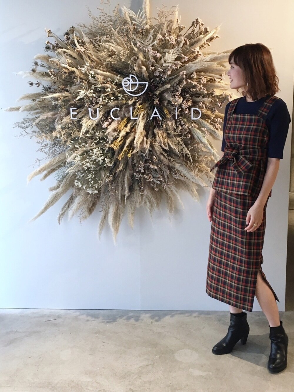 「チェック柄に恋してる、秋のコーデ、シンプルコーデ、オトナ女子、秋、セットアップ、タイトスカート、ビスチェ、チェック、EUCLAID」｜「EUCLAIDの【セットアップアイテム】チェックリボンビスチェ（ベスト、ブラウン系）」を使った、EIさん（レディース・167cm）の秋コーディネートの1枚目の写真