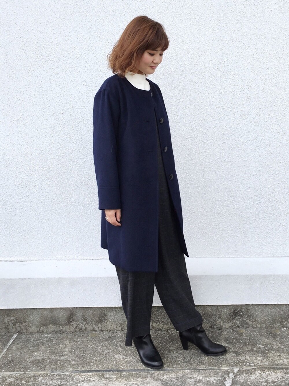 「年末WEAR感謝祭、シンプル、コート、サロペット、ネイビー、冬のコーデ、キレイめ、アウター、チェック、EUCLAID」｜「EUCLAIDのウール混ノーカラーコート（ノーカラーコート、ブルー系）」を使った、EIさん（レディース・167cm）の冬コーディネートの1枚目の写真