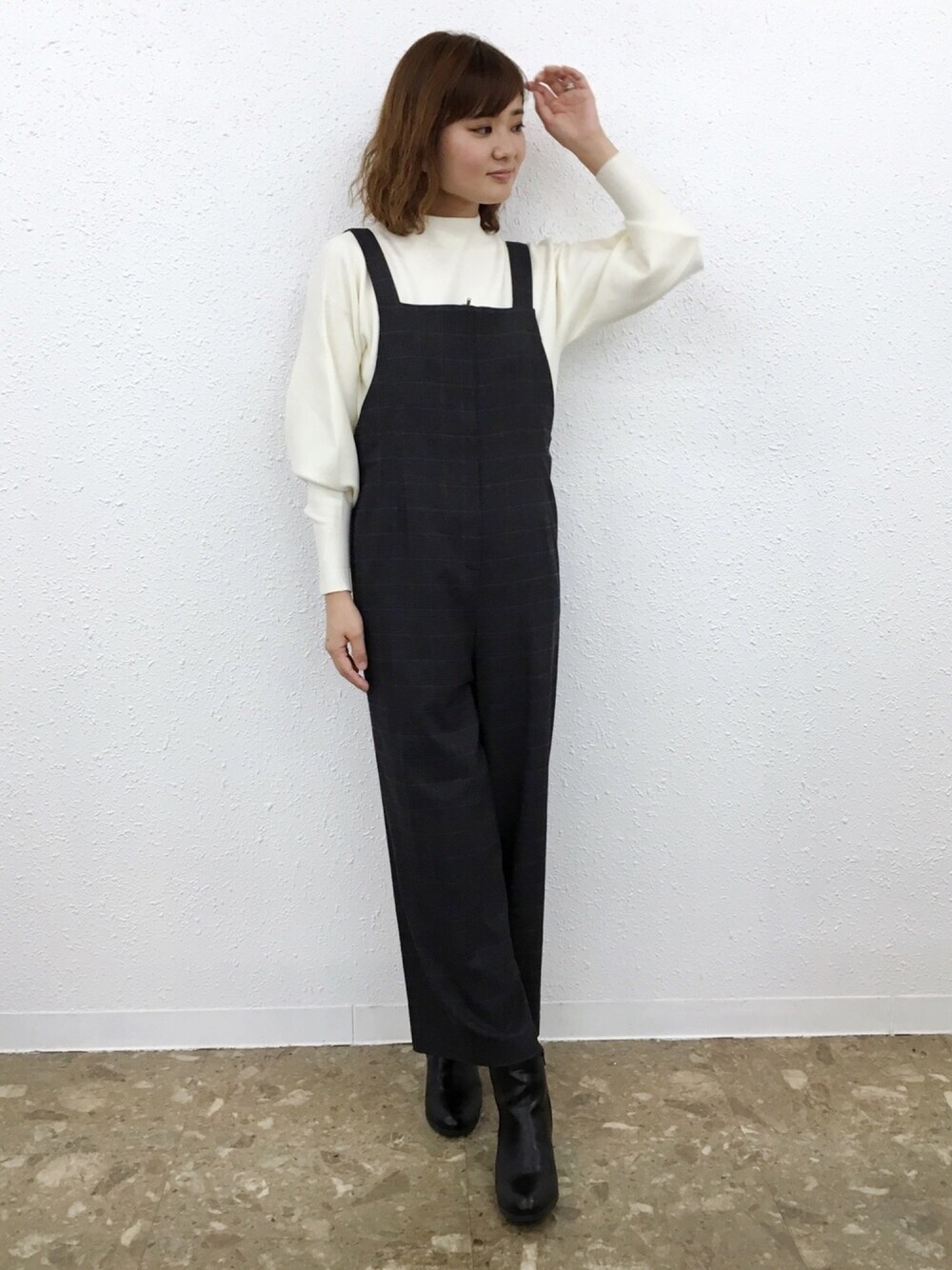 「冬コーデ、大人カジュアル、カジュアルコーデ、きれいめカジュアル、サロペット、チェック、ニット、ゆるコーデ、ootd、EUCLAID」｜「EUCLAIDの袖ボリュームモックネックニット（ニット/セーター、ホワイト系）」を使った、EIさん（レディース・167cm）の冬コーディネートの1枚目の写真