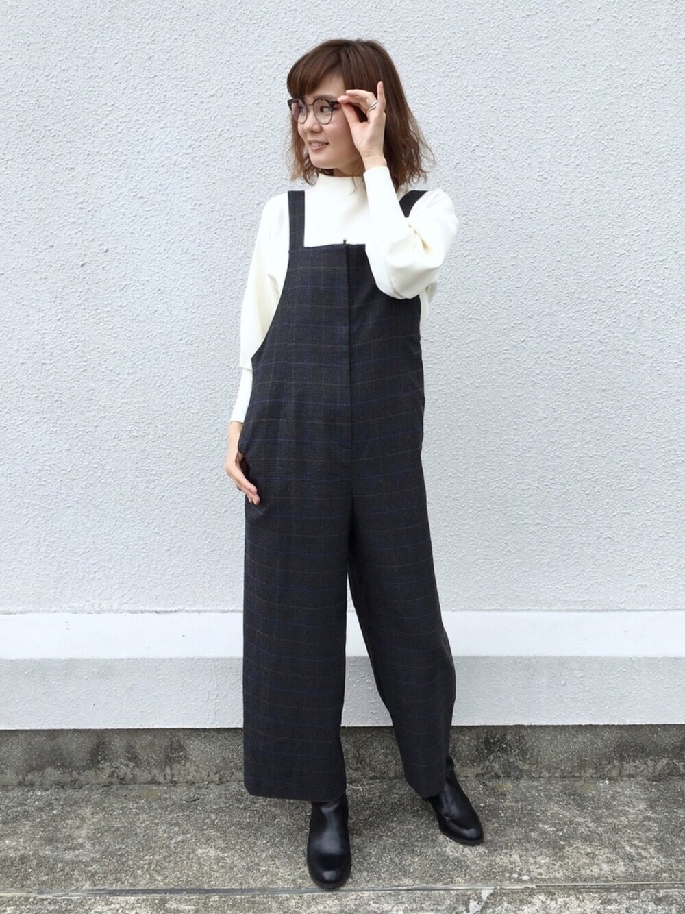 「シンプル、楽チンコーデ、オトナ女子、チェック柄、サロペット、大人コーデ、やっぱりストリートが好き、エウクレイド、EUCLAID、メガネ女子」｜「EUCLAIDの袖ボリュームモックネックニット（ニット/セーター、ホワイト系）」を使った、EIさん（レディース・167cm）の秋コーディネートの1枚目の写真