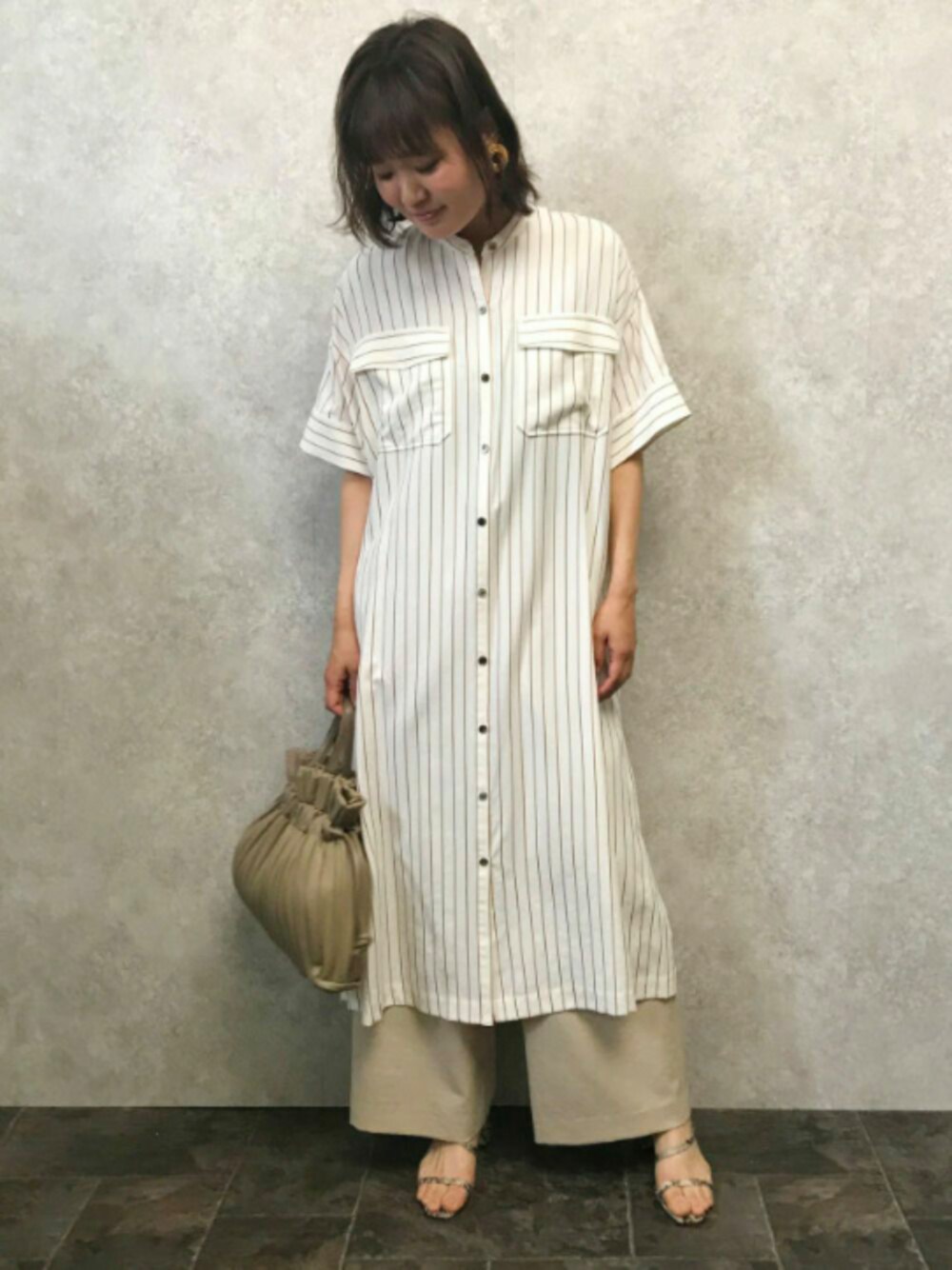 「オトナカジュアル、シンプル、オトナ女子、パンツスタイル、シャツスタイル、ミニバッグ、ゆるコーデ、キレイめ、エウクレイド、EUCLAID」｜「EUCLAIDのストライプバンドカラーシャツワンピース（ワンピース、ホワイト系）」を使った、EIさん（レディース・167cm）の夏コーディネートの1枚目の写真