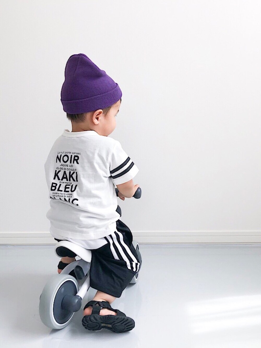 「男の子コーデ、ハーフパンツ、adidas、Tシャツ、モノトーン、スポーツミックス、スポーティ、ニット帽、サンダル、FUJIROCKEEN、keen」｜「楽天のアイテム（ニットキャップ/ビーニー、パープル系）」を使った、そーたさん（キッズ・74cm）の夏コーディネートの1枚目の写真