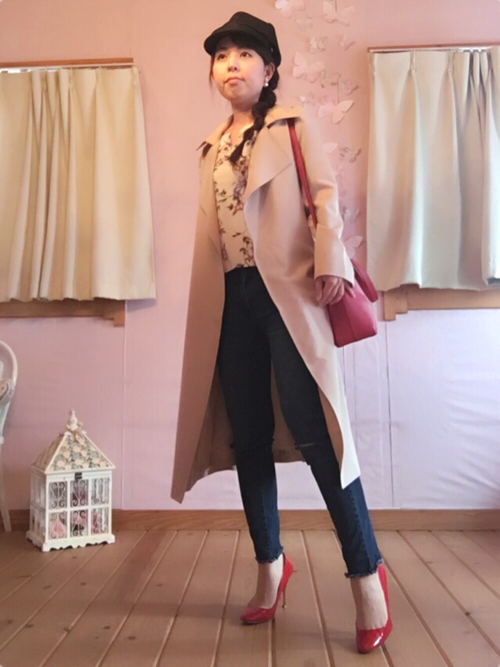 「春コーデ、スキニーデニム、大人カジュアル、ユニクロ、パンプス、花柄、キャスケット、トレンチコート、差し色(赤)、ケイト・スペード ニューヨーク(kate spade new york)」｜「AZUL by moussyのアイテム（キャスケット、ブルー系）」を使った、mami.oさん（レディース・162cm）の春コーディネートの1枚目の写真