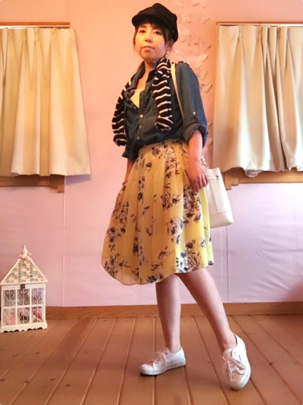 「ベルイエロー、はるコーデ、大人カジュアル、ootd、花柄スカート、ボーダーカーディガン、デニムシャツ、キャスケット、マーキュリーデュオ(MERCURYDUO)、GU、美女と野獣キャンペーン」｜「AZUL by moussyのアイテム（キャスケット、ブルー系）」を使った、mami.oさん（レディース・162cm）の春コーディネートの1枚目の写真