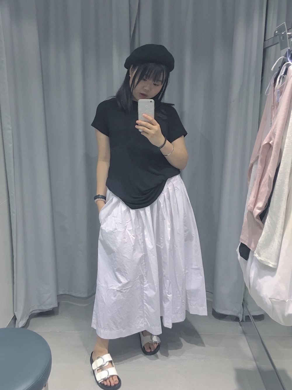 「ootd、outfit、black and white、streetstyle」｜「cotton onのアイテム（Tシャツ/カットソー、ブラック系）」を使った、Briankaさん（レディース・158cm）の春コーディネートの1枚目の写真