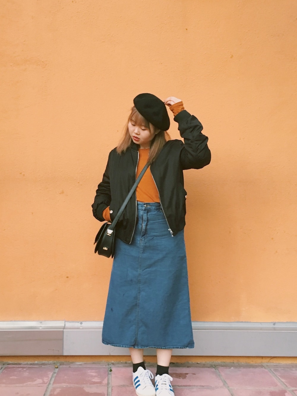 「ootd、outfit、casual、hat、streetstyle」｜「MONKIのアイテム（Tシャツ/カットソー、オレンジ系）」を使った、Briankaさん（レディース・158cm）の春コーディネートの1枚目の写真