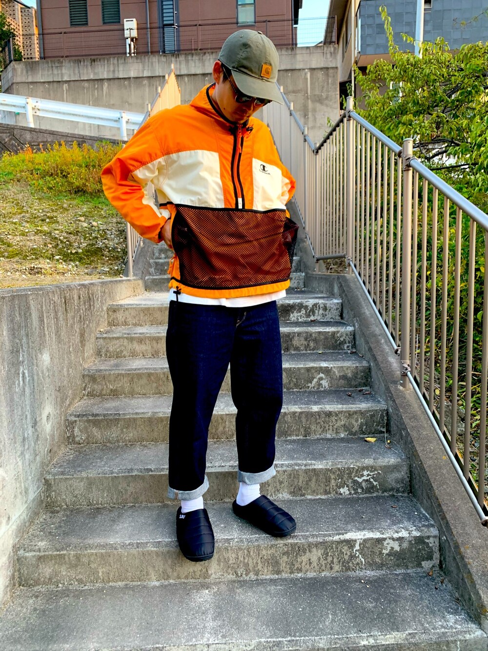 「carhartt、Champion、UNIQLO、SUBU、カジュアルコーデ、サンダルコーデ、デニム、おしゃれさんと繋がりたい、古着」｜「Championのアイテム（ナイロンジャケット、オレンジ系）」を使った、hhhyyytttさん（メンズ・175cm）の秋コーディネートの1枚目の写真
