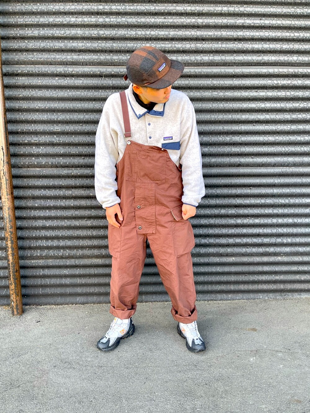 「patagonia、パタゴニア、RAG MACHINE、New Balance、703、フリース、オーバーオール、キャップ、お洒落さんとつながりたい、年末WEAR感謝祭」｜「RAG MACHINEの【RAG MACHINE】デッキパンツ（サロペット/オーバーオール、ブラウン系）」を使った、hhhyyytttさん（メンズ・175cm）の冬コーディネートの1枚目の写真