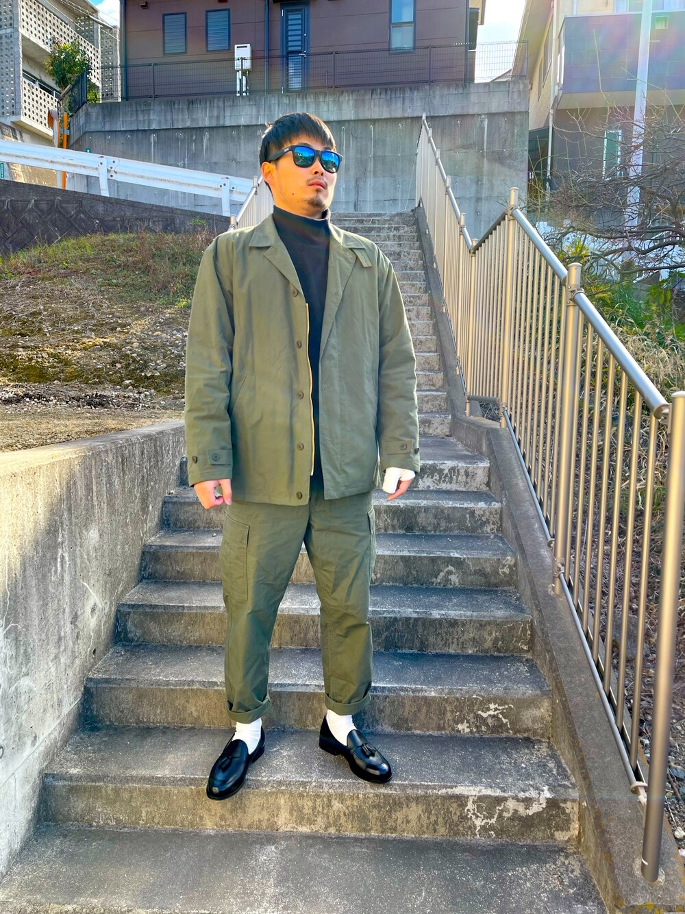 「あけましておめでとうございます！、今年もよろしくお願いします、新年一発目、UNIQLO、GLOWBAL WORK、きれいめカジュアル、シンプル、カーキコーデ、タッセルローファー、おしゃれさんと繋がりたい」｜「UNIQLOのアイテム（カーゴパンツ、グリーン系）」を使った、hhhyyytttさん（メンズ・175cm）の冬コーディネートの1枚目の写真