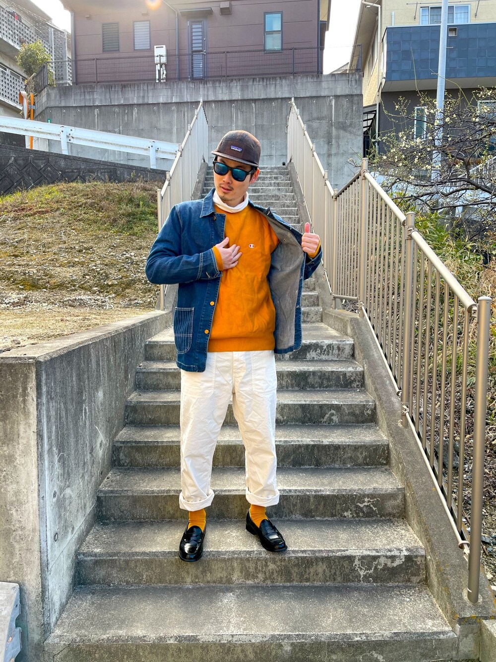 「patagonia、パタゴニア、Champion、UNIQLO、LEE、カバーオール、白パンツ、ローファー、休日スタイル、おしゃれさんと繋がりたい」｜「Championのアイテム（スウェット、イエロー系）」を使った、hhhyyytttさん（メンズ・175cm）の冬コーディネートの1枚目の写真