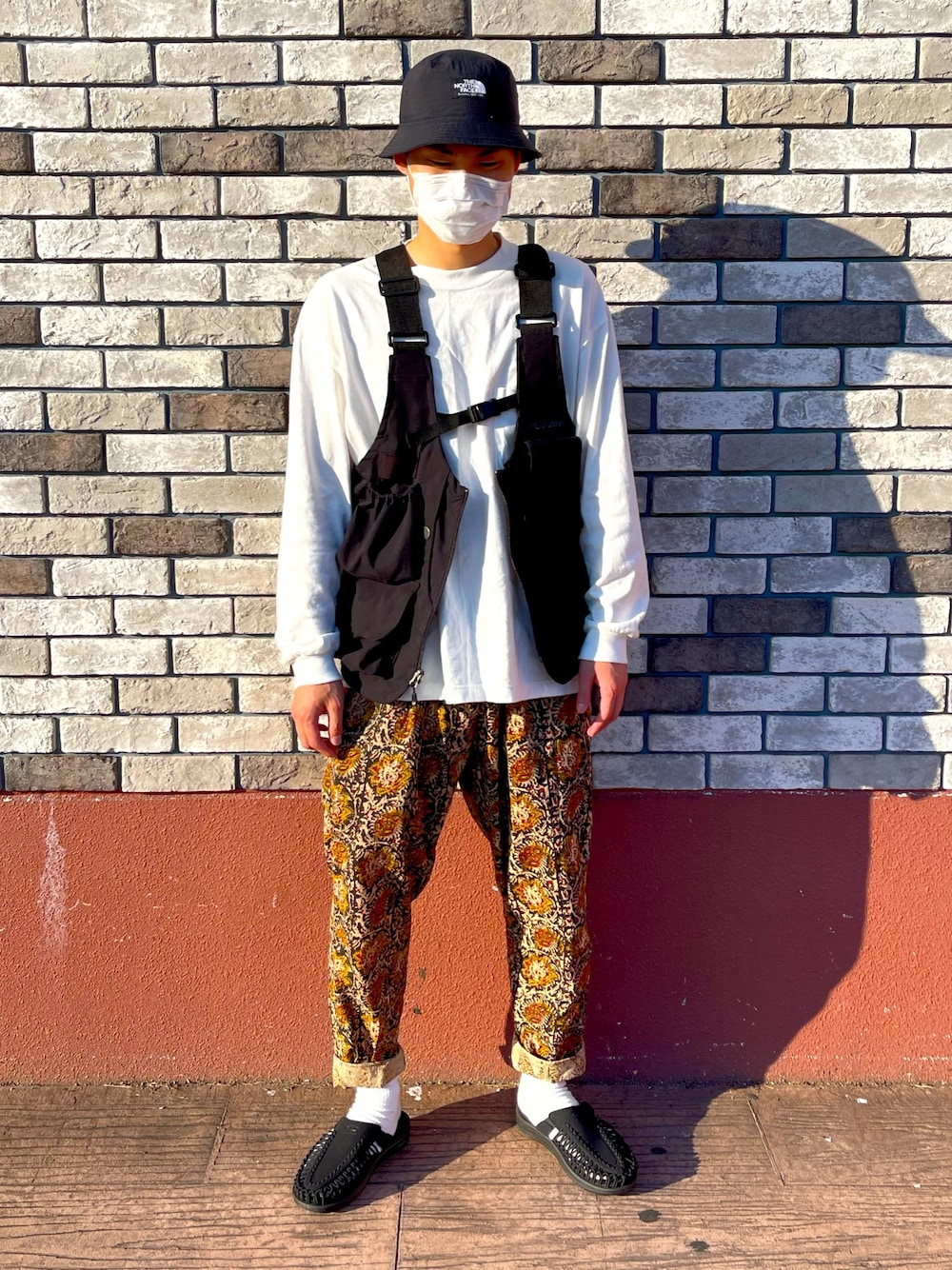 「THE NORTH FACE、Columbia、South2 West8、KEEN、ベスト、柄パンツ、サンダル、アウトドアスタイル、これが私をアゲる服、おしゃれさんと繋がりたい」｜「Columbiaのグリーンパインズ ベスト（ベスト、ブラック系）」を使った、hhhyyytttさん（メンズ・175cm）の春コーディネートの1枚目の写真