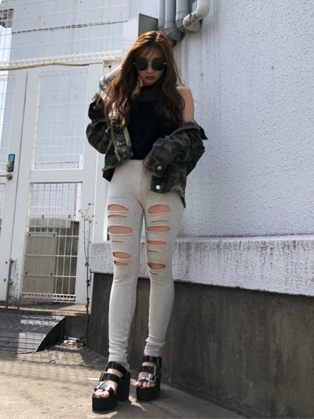 「ENVYM、春夏コーデ、カジュアルコーデ、スウェットパンツ、カモフラ、ノースリーブ、ラクチンコーデ、グレーのスウェットパンツ、迷彩ジャケット、ダメージパンツ」｜「ENVYMのダメージスリムテーパード裏毛ＰＴ（その他パンツ、グレー系）」を使った、HARUKAさん（レディース・156cm）の春コーディネートの1枚目の写真