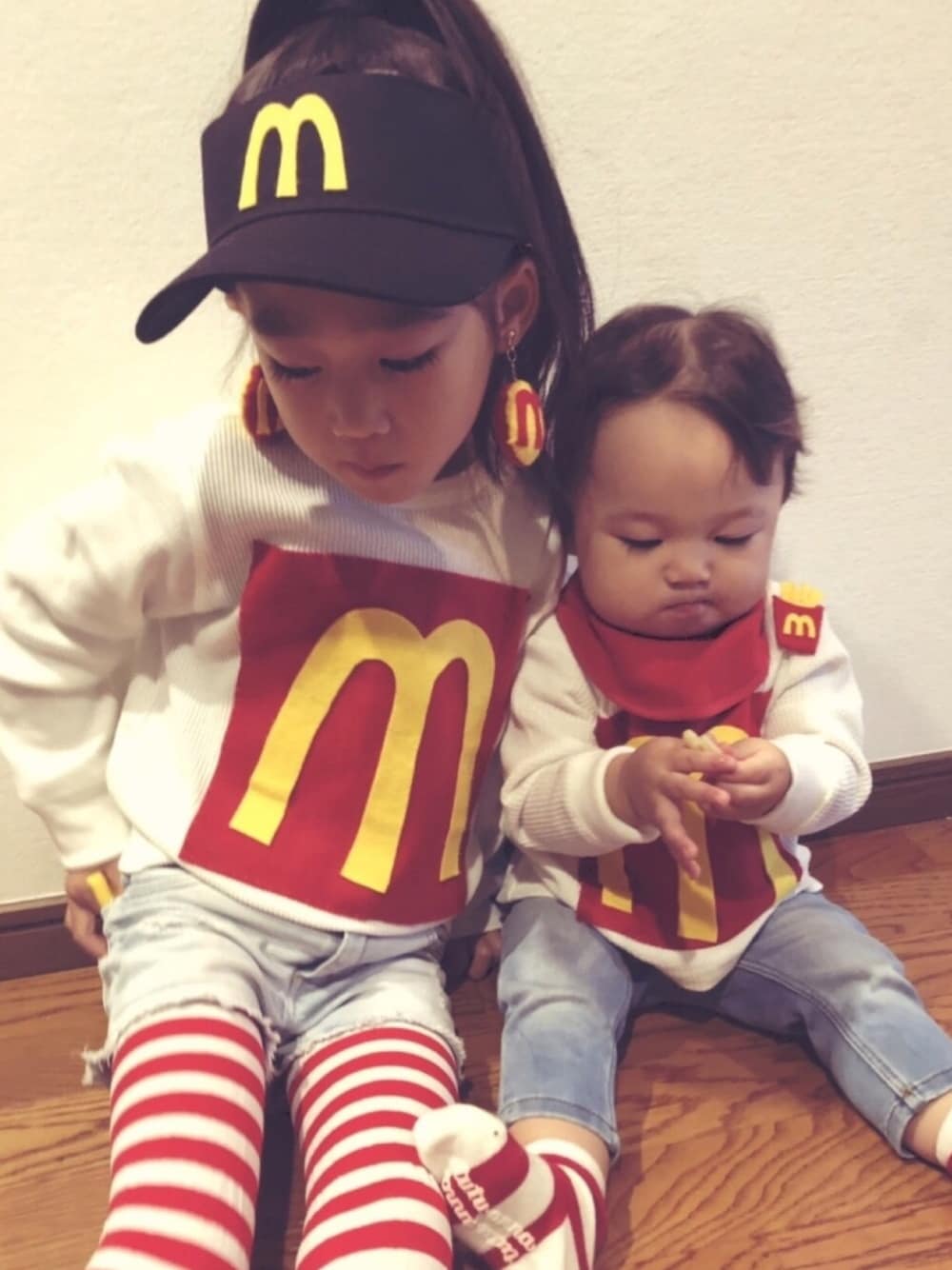 「キッズファッション、プチプラ、ハロウィン、5歳女の子、1歳、姉弟、マック、おそろいコーデ、赤白ボーダー、wearhalloween2019」｜「楽天のアイテム（サンバイザー、ブラック系）」を使った、yurara⑅︎◡̈︎*さん（キッズ・110cm）の秋コーディネートの1枚目の写真