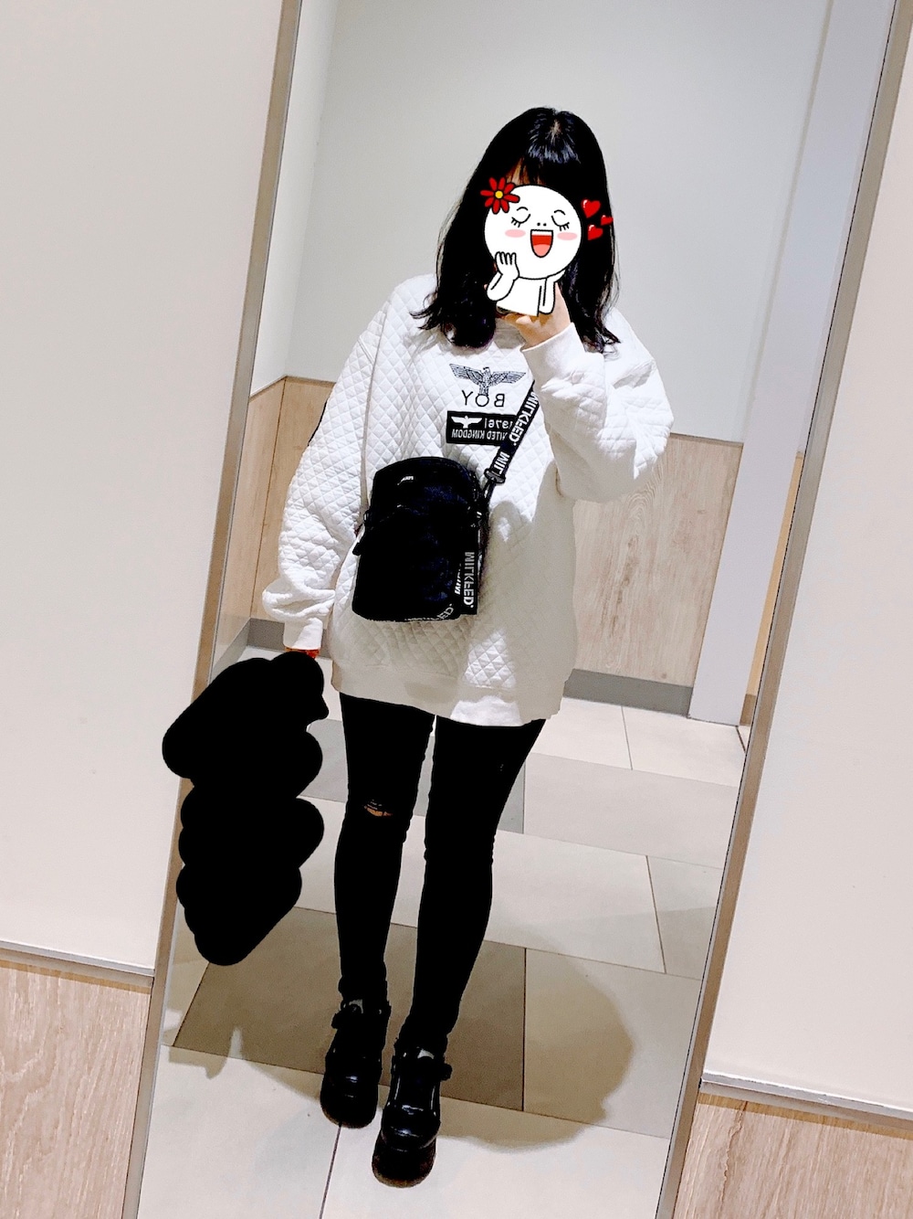 「カジュアル、厚底スニーカー、厚底シューズ、ホワイト、ブラック、BOY LONDON、スウェット」｜「MILKFED.のMILK FED. JACQUARD TAPE SHOULDER BAG（ショルダーバッグ、ブラック系）」を使った、pippiさん（レディース・158cm）の冬コーディネートの1枚目の写真