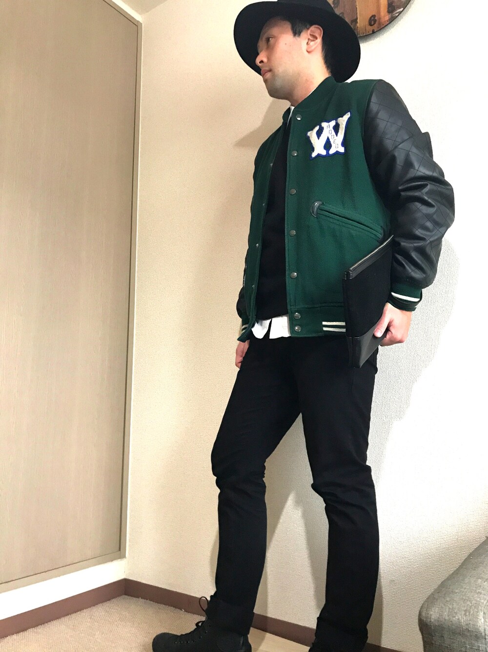「お洒落さんとつながりたい、大人カジュアル、スニーカー、黒スキニー、ニット、ユニクロ、ユニクロコーデ、おしゃれさんと繋がりたい、着回しコーデ、休日スタイル」｜「Rodeo Crownsのアイテム（スタジャン、グリーン系）」を使った、モハメド有村さん（メンズ・171cm）の冬コーディネートの1枚目の写真