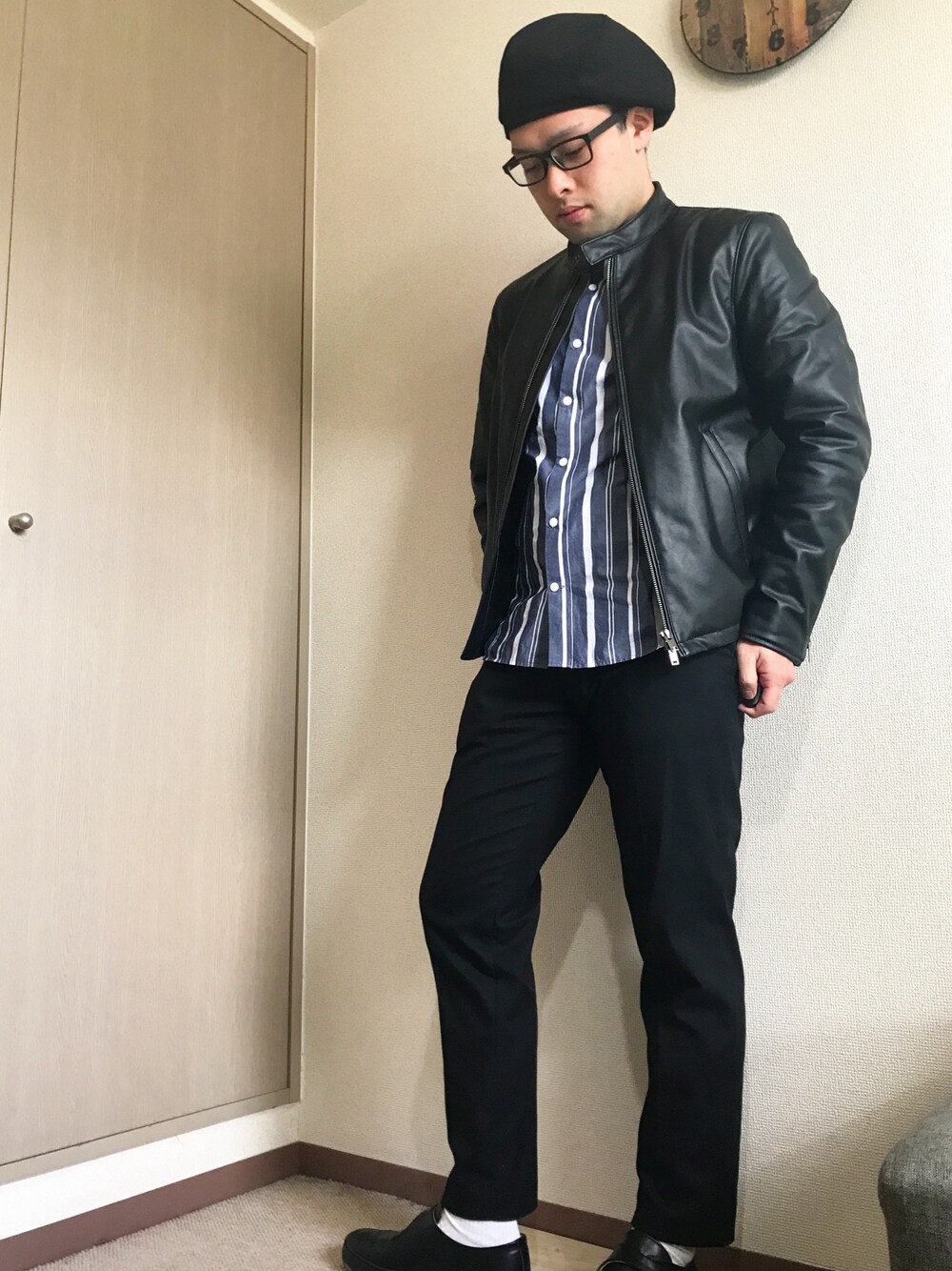 「シンプルコーデ、モノトーン、大人カジュアル、大人コーデ、ユニクロ、UNIQLO、Junred、きれいめカジュアル、おしゃれさんと繋がりたい、お洒落さんとつながりたい」｜「UNIQLOのアイテム（スラックス、ブラック系）」を使った、モハメド有村さん（メンズ・171cm）の冬コーディネートの1枚目の写真