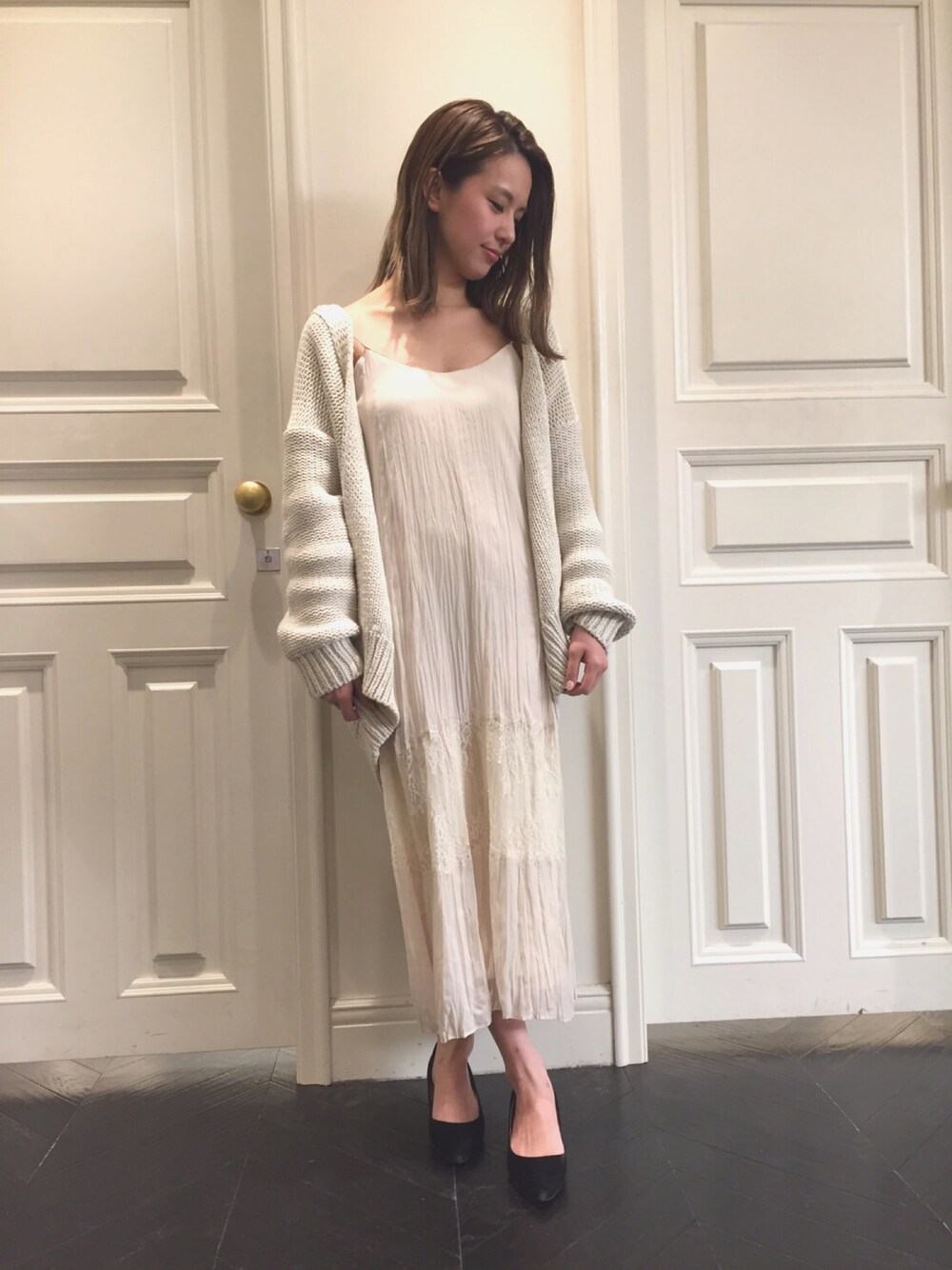 「ワンピース、パンプス、ガウン、大人カジュアル、フェミニン、春コーデ、ラクチンコーデ、FRAY I.D」｜「FRAY I.Dのデシンロングキャミワンピース（ワンピース、ホワイト系）」を使った、akane takahashiさん（レディース・155cm）の冬コーディネートの1枚目の写真