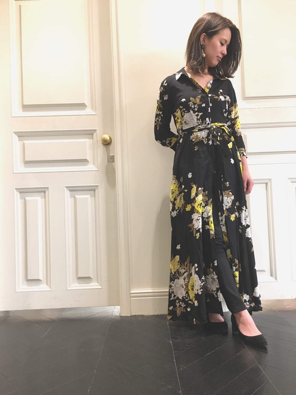 「シンプル、シャツスタイル、スキニーデニム、ブラック、フラワープリント、FRAY I.D、パンプス」｜「FRAY I.Dのアイテム（シャツワンピース、ブラック系）」を使った、akane takahashiさん（レディース・155cm）の春コーディネートの1枚目の写真
